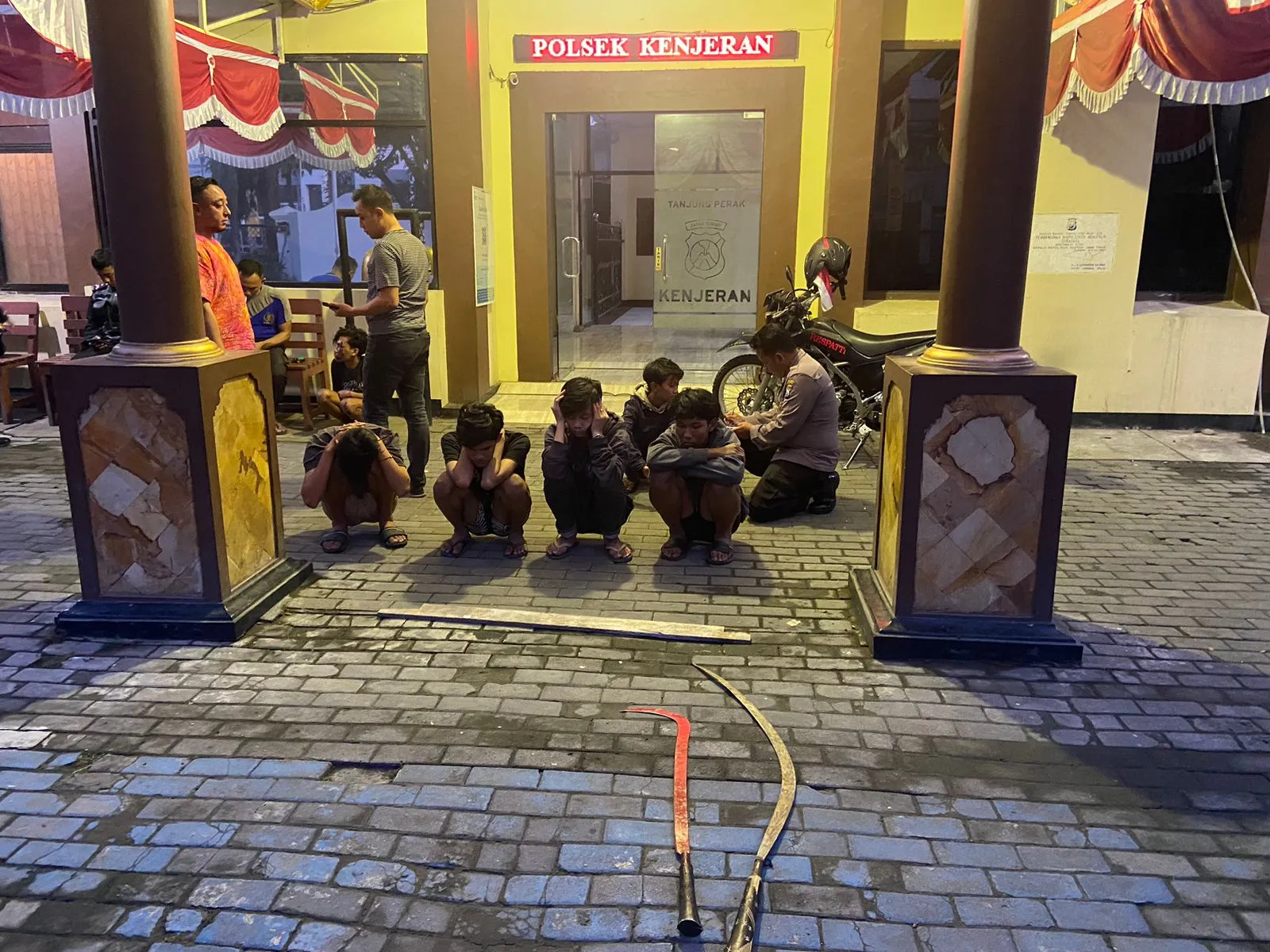 Tim Respon Cepat Polrestabes Surabaya Tangkap Enam Kelompok Gengster 'Tim Spontan