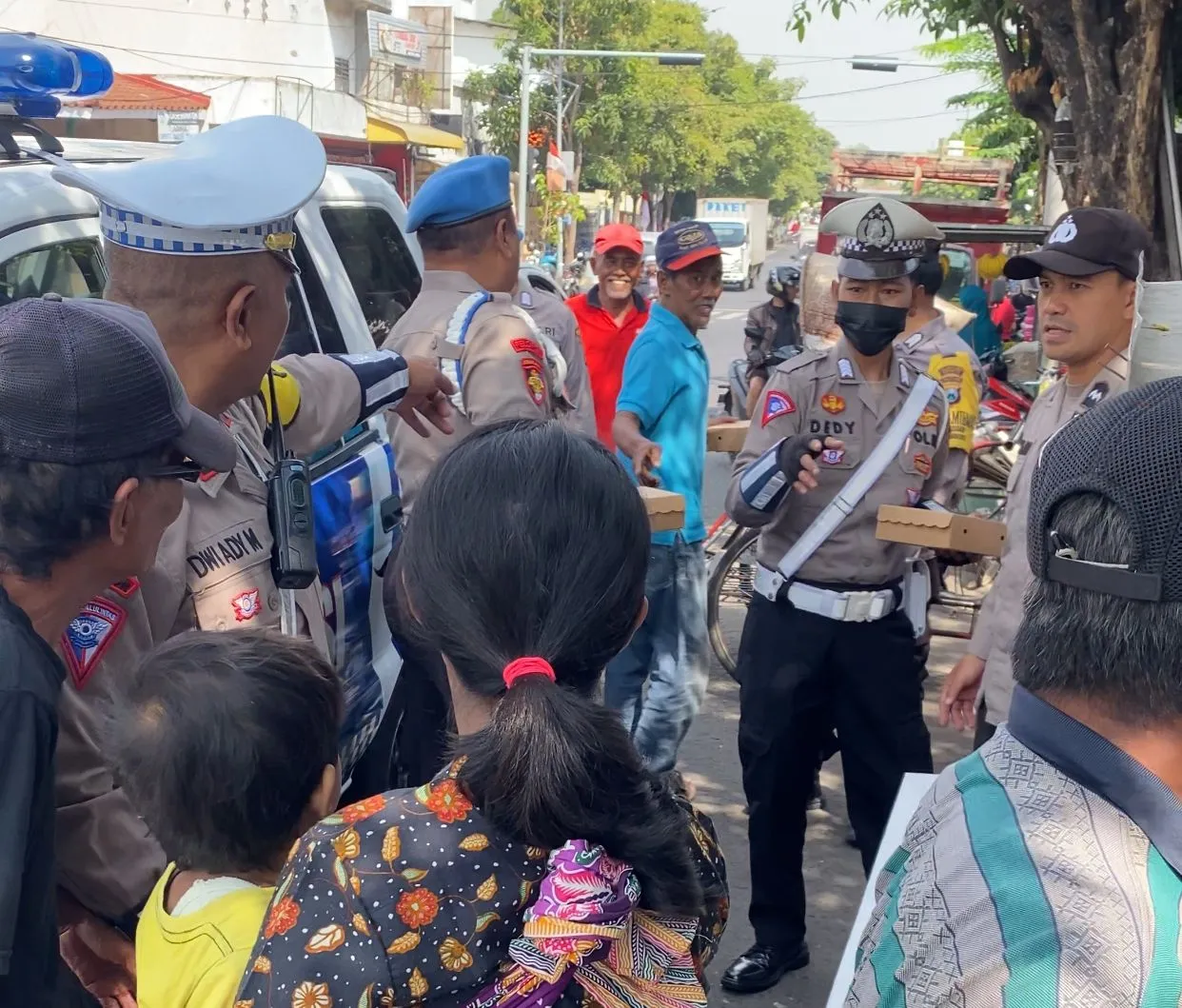 Keren !!! Polsek Simokerto Patroli Antisipasi Kejahatan Sambil Bagikan 300 Kotak Makanan Gratis