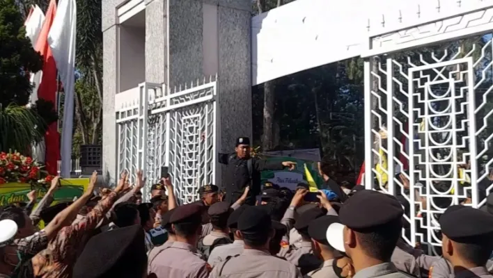 Aksi Dorong Terjadi Antara Massa Aksi Demo Dan Aparat Keamanan di Halaman Gedung DPRD Sidoarjo