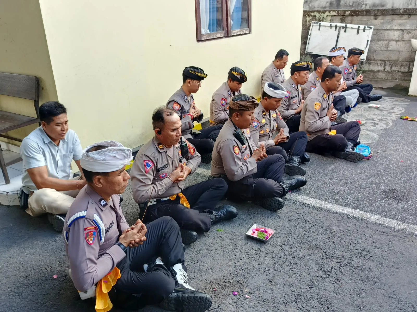 Personel Polsek Kuta Utara Gelar Doa Bersama Untuk Pemilu Damai