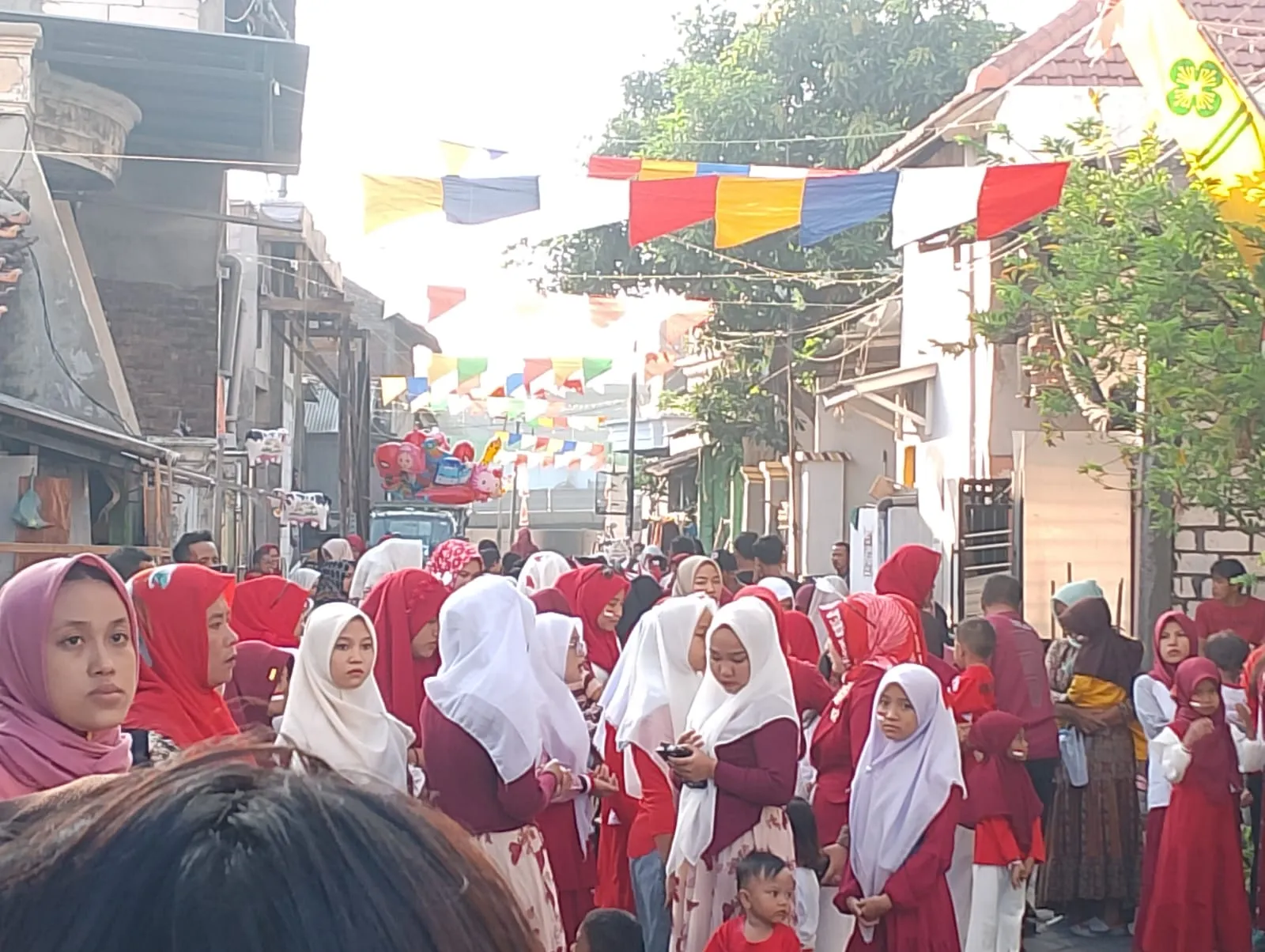 Dalam Rangka HUT RI Ke- 79 Tahun 2024, Antusias Warga Tambak Pring Utama 2A RT 10 Mengikuti Jalan Sehat