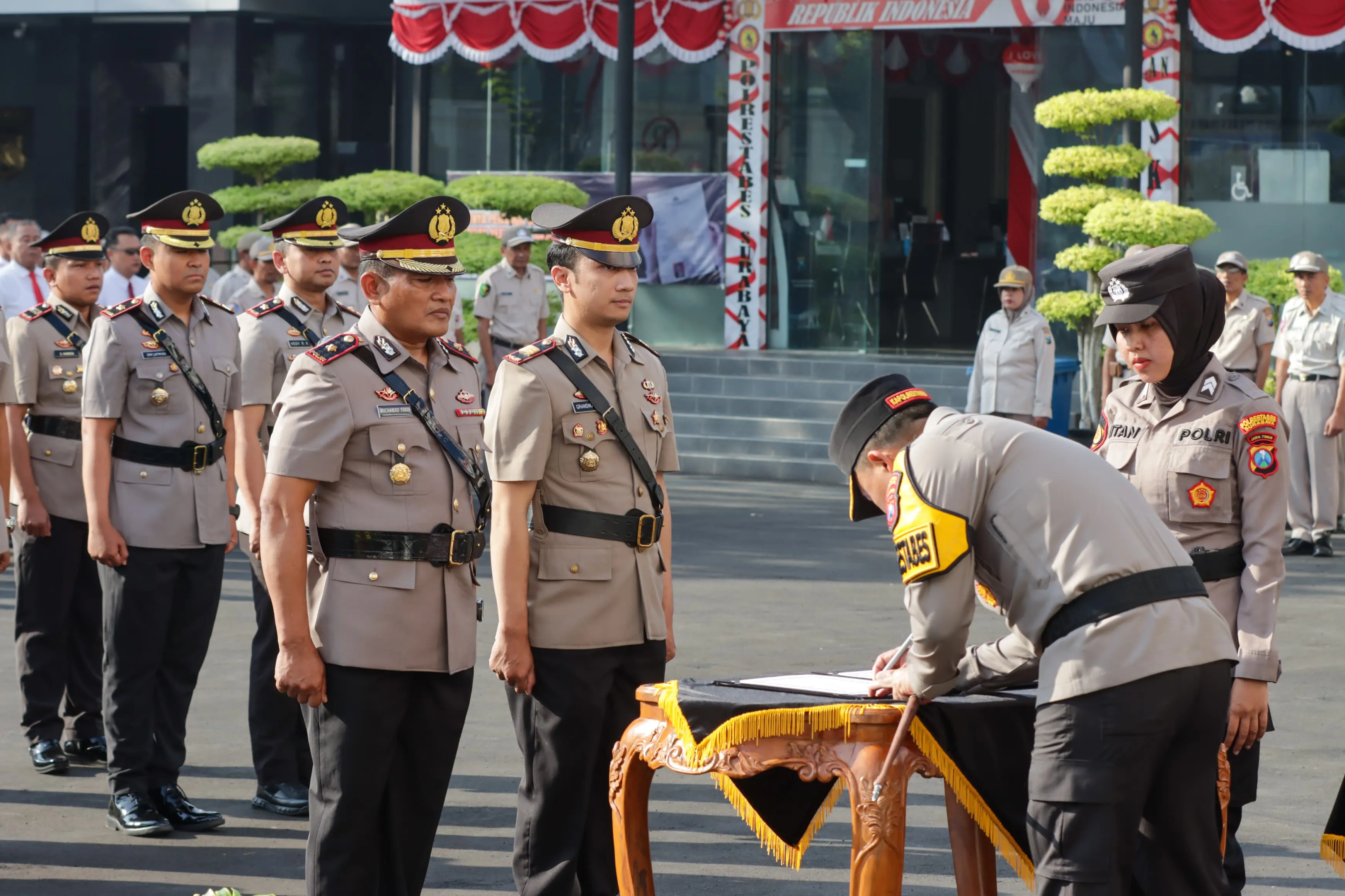 Kapolrestabes Surabaya Pimpin Upacara Sertijab Pejabat Utama dan Kapolsek Jajaran Polrestabes Surabaya