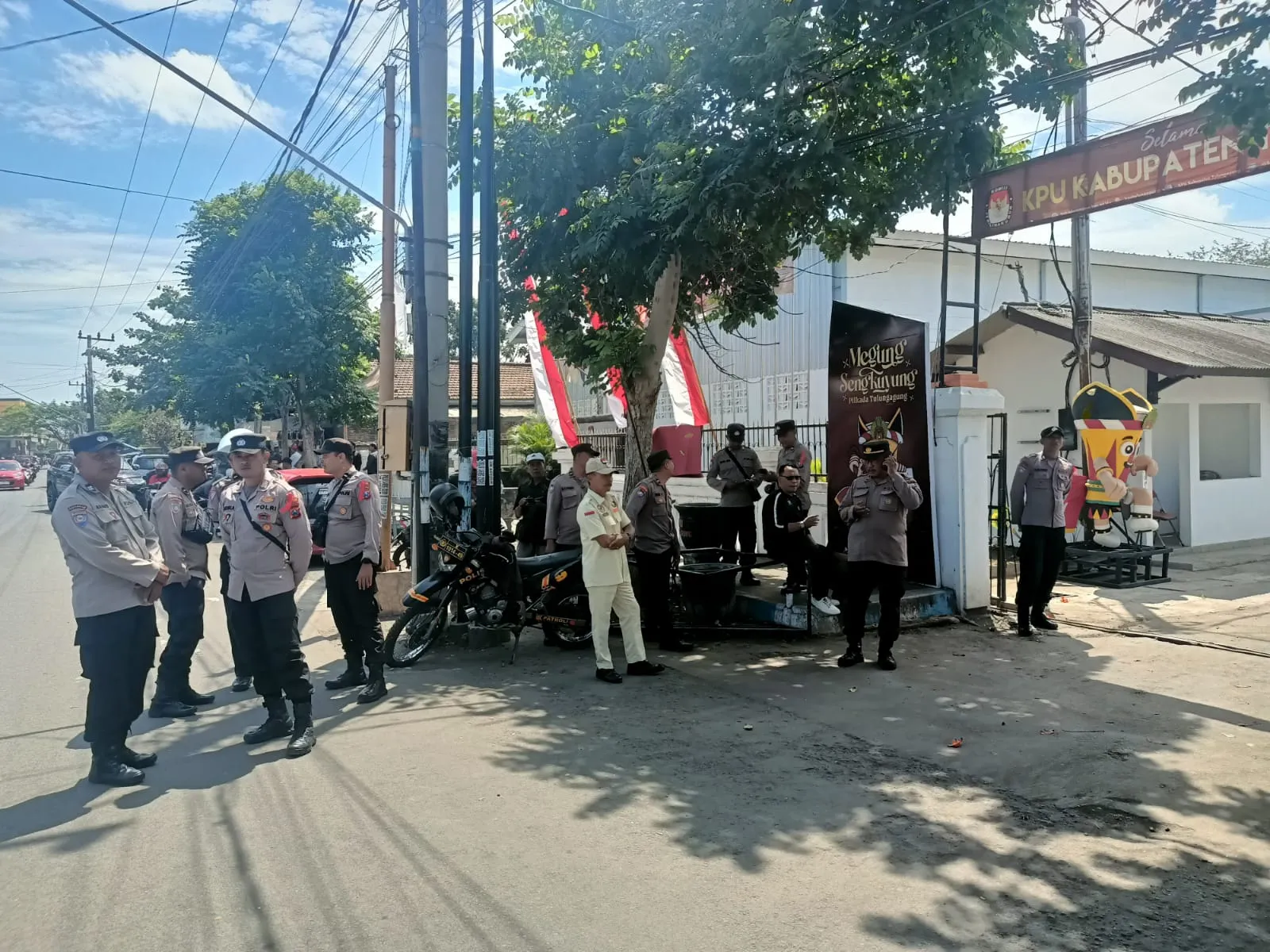 Polisi Pertebal Pengamanan di Kantor KPU, Pendaftaran Paslon Pilkada di Tulungagung Berlangsung Kondusif