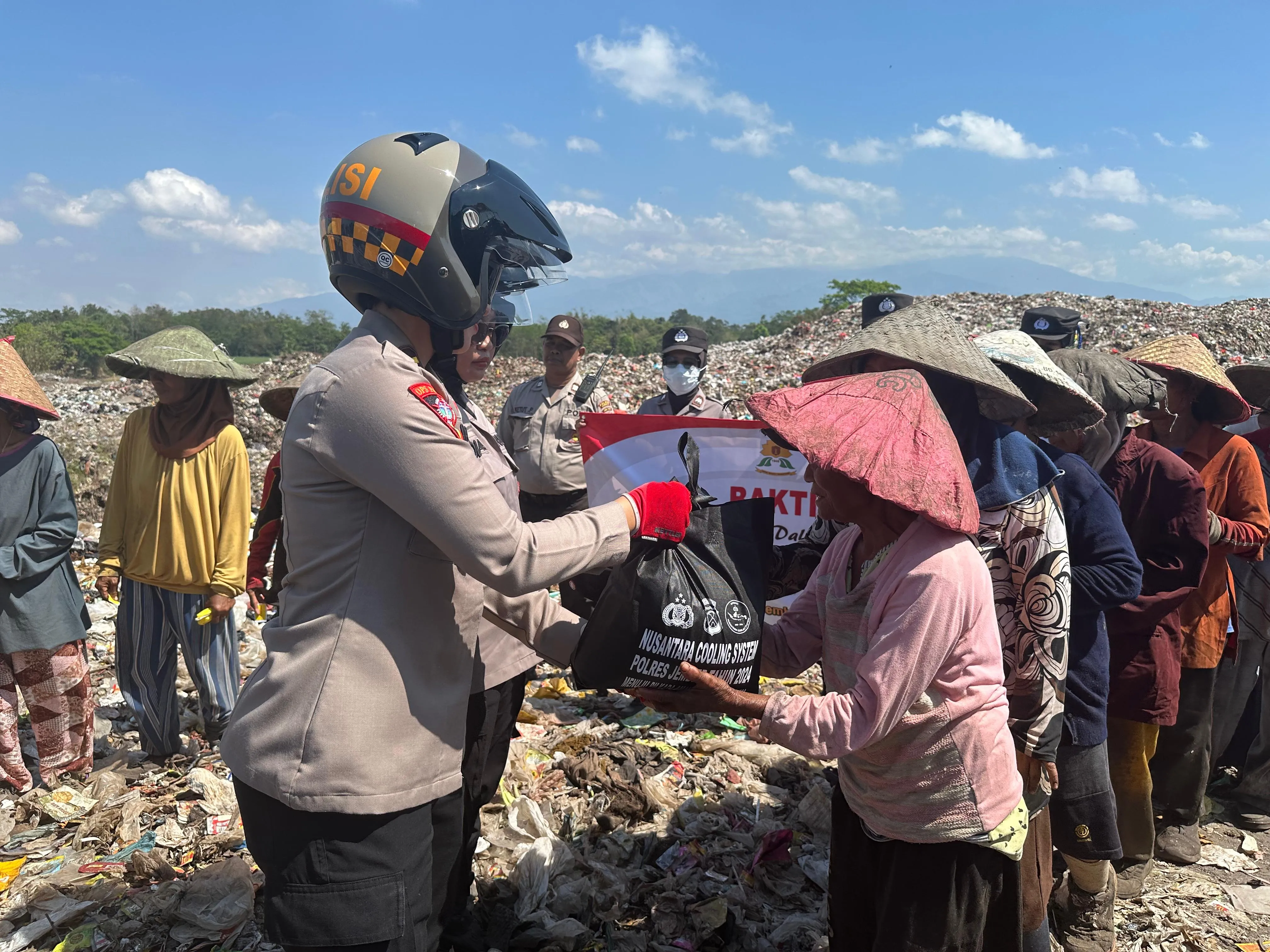 Peringati Hari Jadi ke -76 Polwan Polres Jember Salurkan Bantuan Sosial di TPA