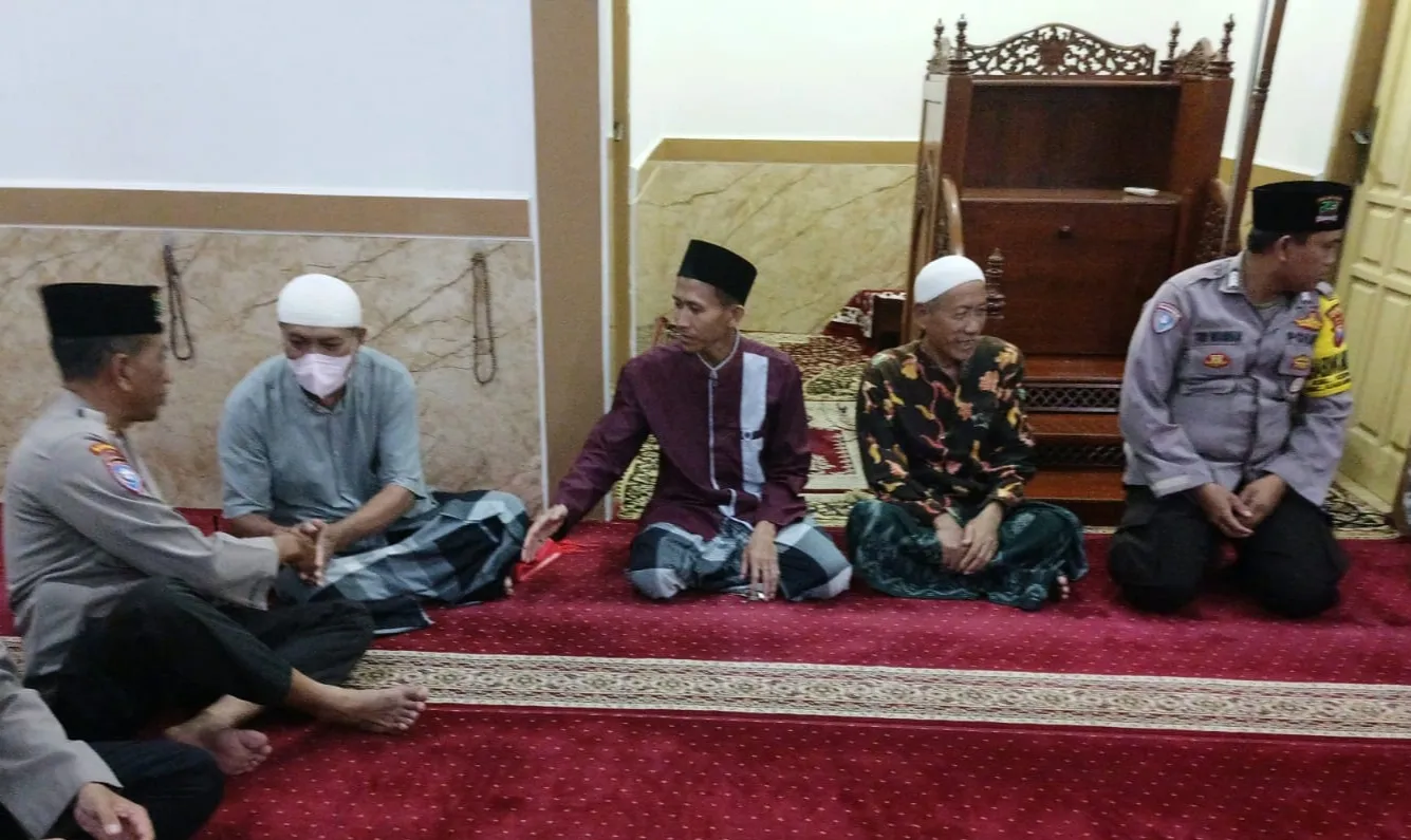Jaga Kondusifitas Jelang Pilkada, Pawas Polsek Karangpilang Gelar Safari Sholat Subuh di Masjid Syech Abu Bakar Kedurus
