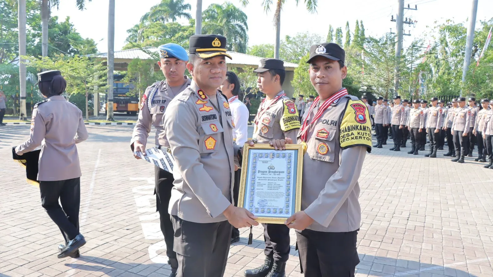 Kapolres Nganjuk Beri Penghargaan 3 Anggota Polsek yang Sigap Membantu Ungkap Kasus