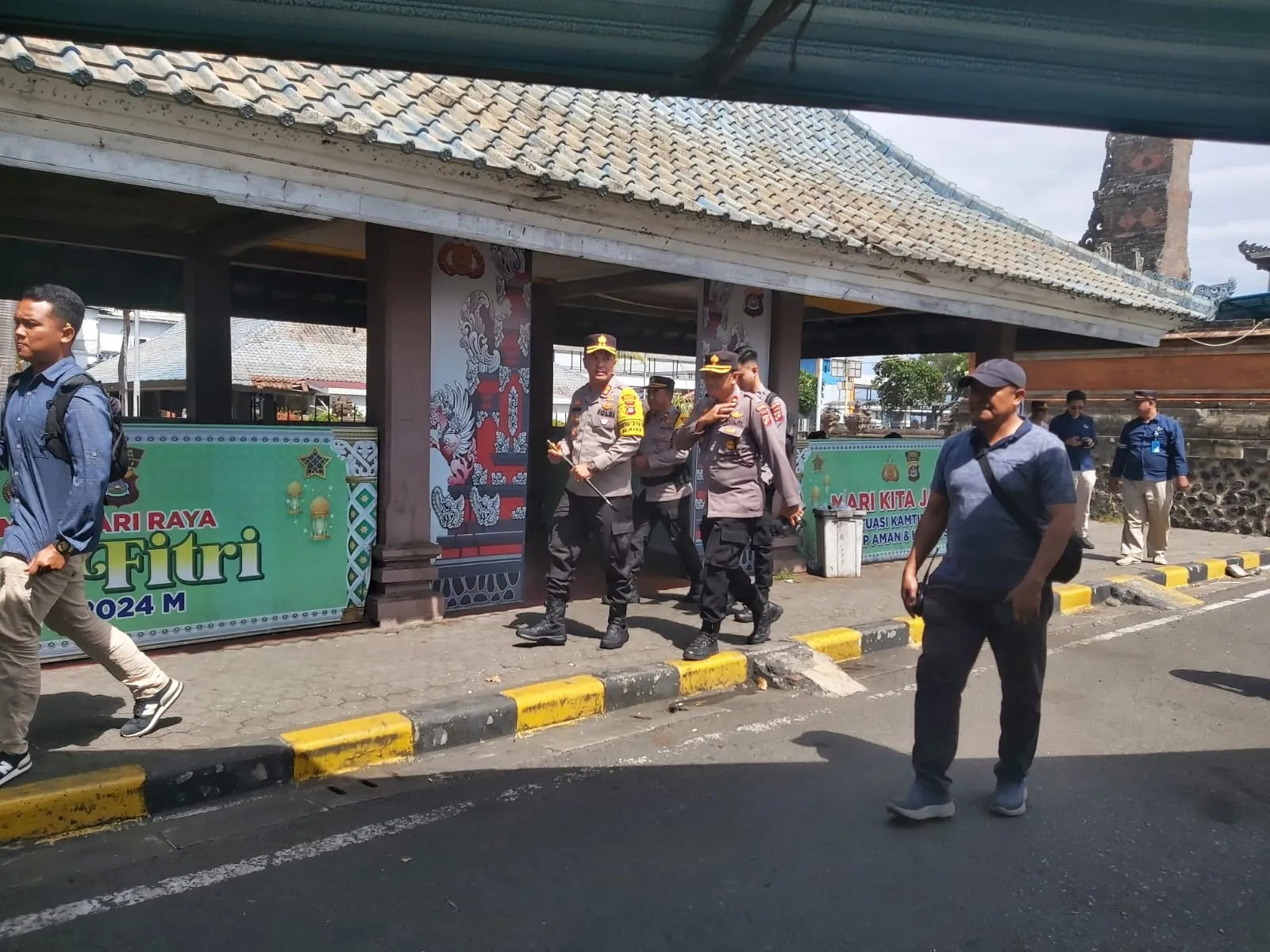 Kapolsek Kawasan Gilimanuk Mendampingi Kapolres Jembrana Pantau Kamtibmas dalam Operasi Mantap Praja Agung dan Operasi Puri Agung II-2024