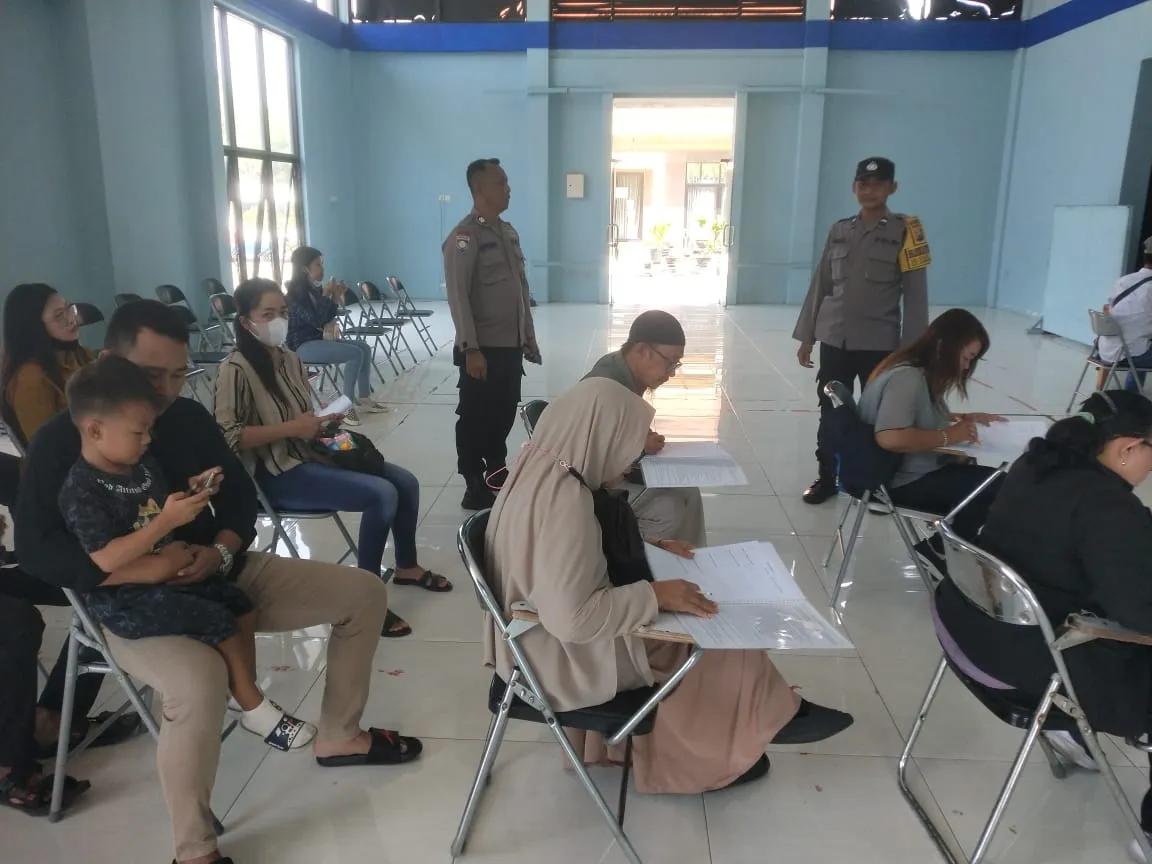 Bhabinkamtibmas Polsek Jambangan Dampingi Warganya dalam Kepengurusan Program SIM Cak Bhabin