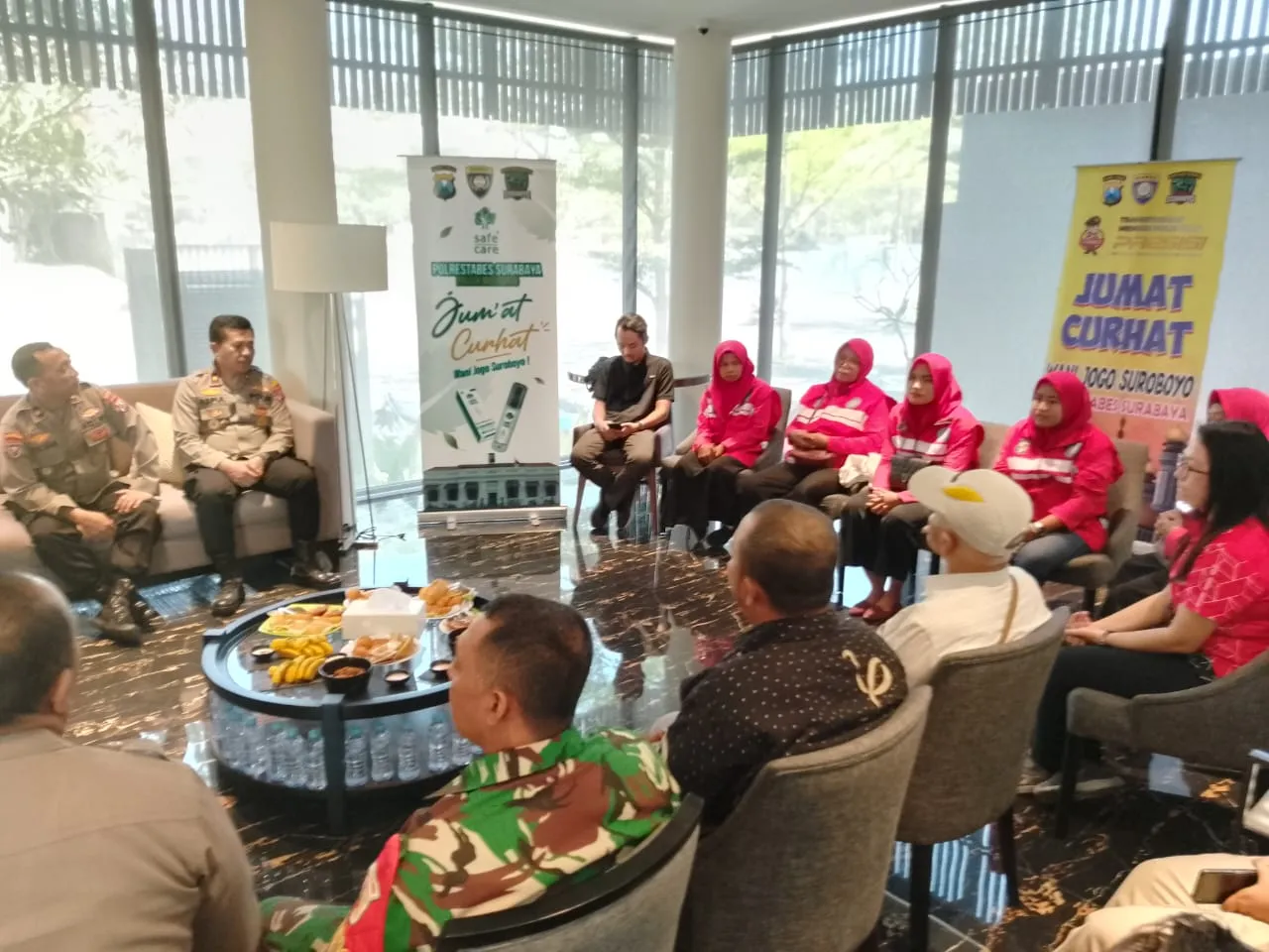 Polrestabes Surabaya Perkuat Harmoni Jelang Pilkada 2024 Lewat "Jum'at Curhat" dan Bantuan Sosial