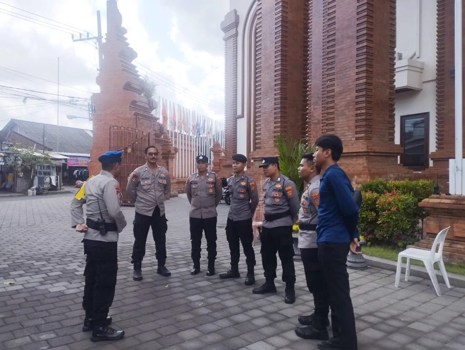 Pengamanan Kantor KPU dan Bawaslu Badung Jelang Pengundian Nomor Urut Paslon Pilkada 2024