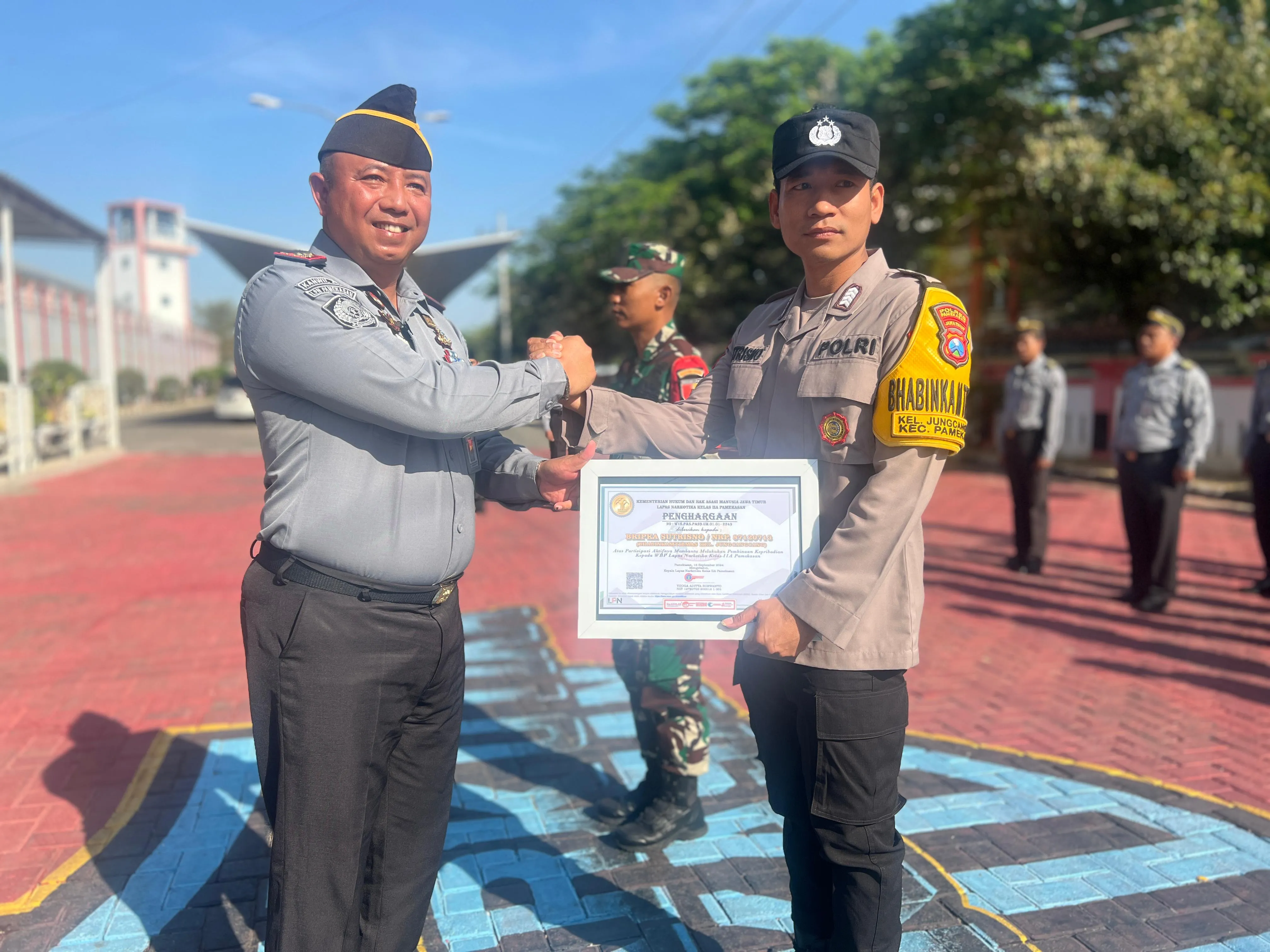 Lapas Narkotika Kelas IIA Pamekasan Kanwil Kemenkumham Jatim Menberikan Piagam Penghargaan kepada Instansi Eksternal atas Kerjasama dalam Pembinaan Warga Binaan