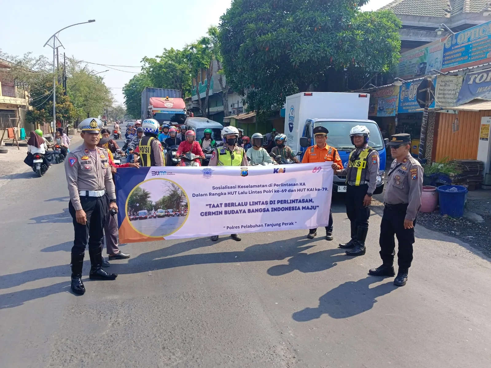 Sambut Hari Lalu Lintas Bhayangkara ke-69, Satlantas Polres Pelabuhan Tanjung Perak dan PT KAI Daop 8 Gencar Sosialisasi Keselamatan di Perlintasan Sebidang