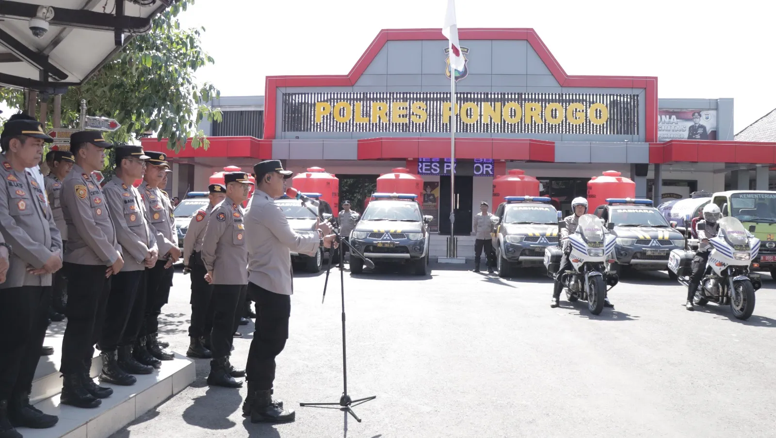 Serentak, Polres Ponorogo Droping Air Bersih dan Beri Bantuan Tandon di 18 Wilayah
