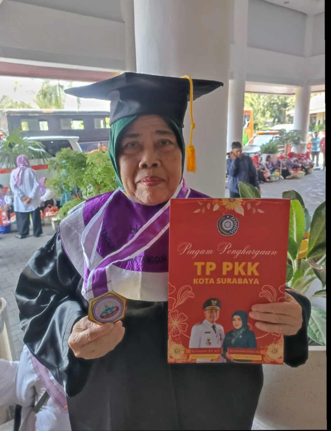 Siti Aminah Banjir Ucapan Dari Putra Putrinya Setelah Lulus Lansia Tangguh dan Diwisuda Oleh Wali Kota 