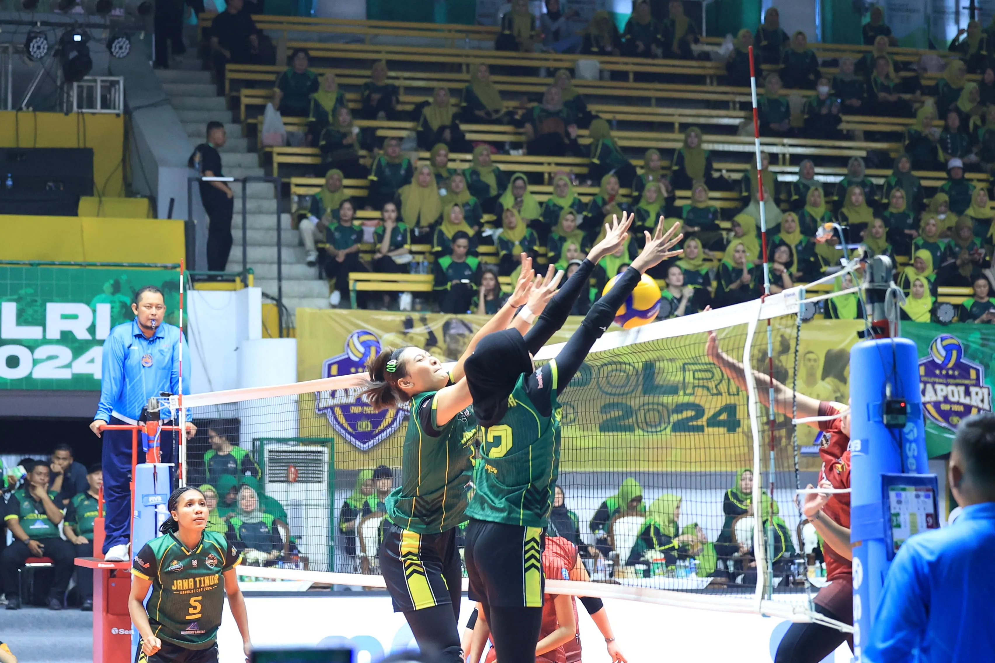 Tim Voli Putra Putri Polda Jatim Raih Kemenangan Perdana Kapolri Cup 2024 di Gresik