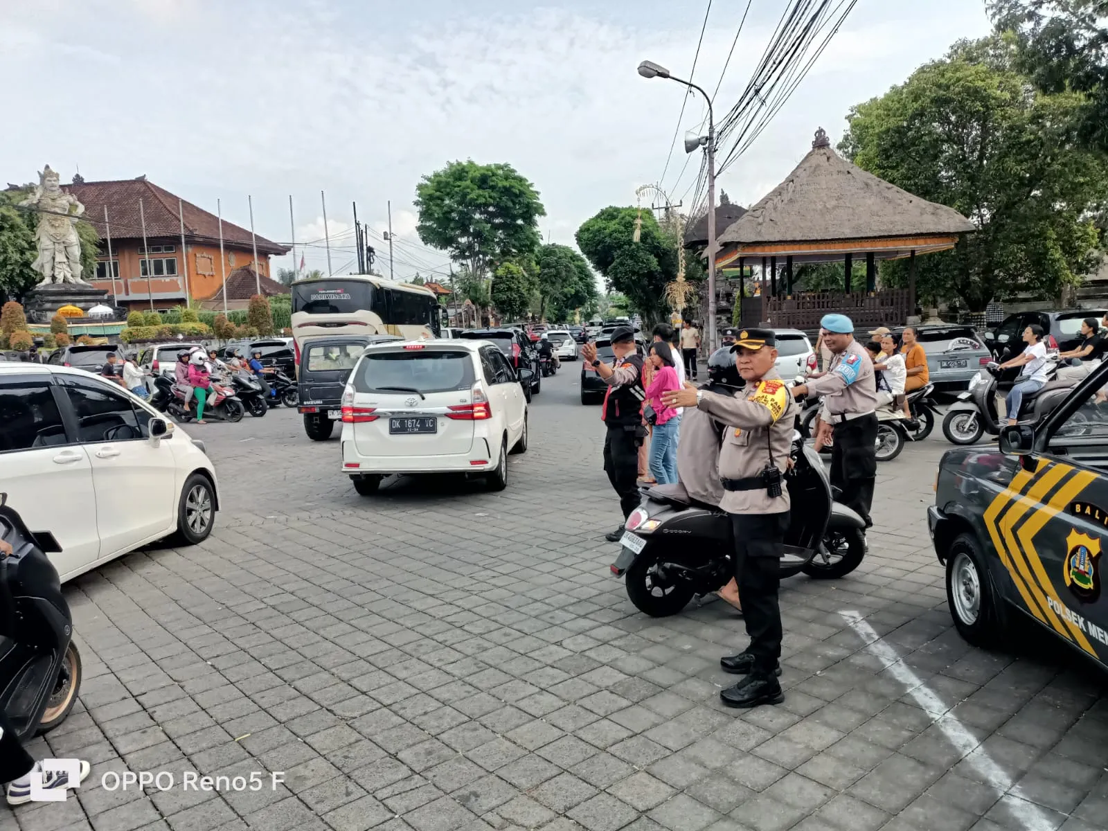 Urai Kemacetan Kapolsek Mengwi Lakukan Pengaturan di Simpang Taman Ayun