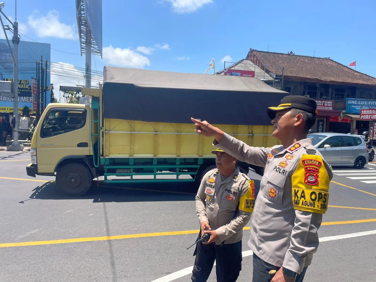 Pantau Pengalihan Arus Lalu Lintas, Kapolres Badung AKBP Teguh Dukung Kelancaran Upacara Adat