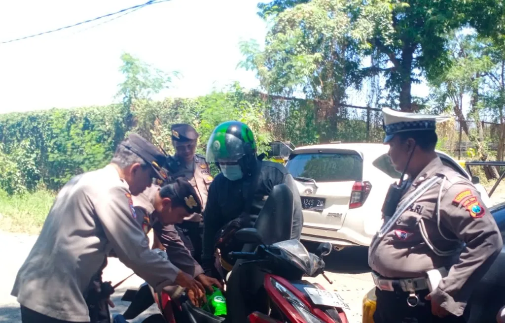 Demi Batasi Ruang Gerak Pelaku Kejahatan, Polsek Karangpilang Periksa Pengendara yang Dicurigai Saat Lakukan Patroli