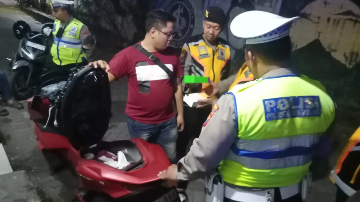 Polsek Karangpilang Periksa Pengendara Yang Dicurigai Saat Patroli, Cegah Potensi Terjadinya, Tindak Kriminalitas,