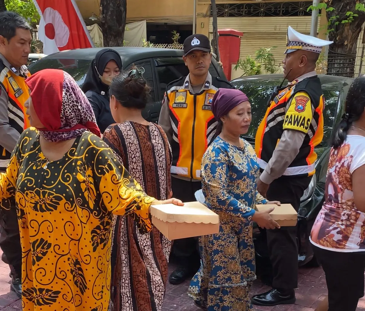 “Jumat Curhat” Polsek Simokerto Berbagi 200 Nasi Kotak Kepada Masyarakat Sekitar