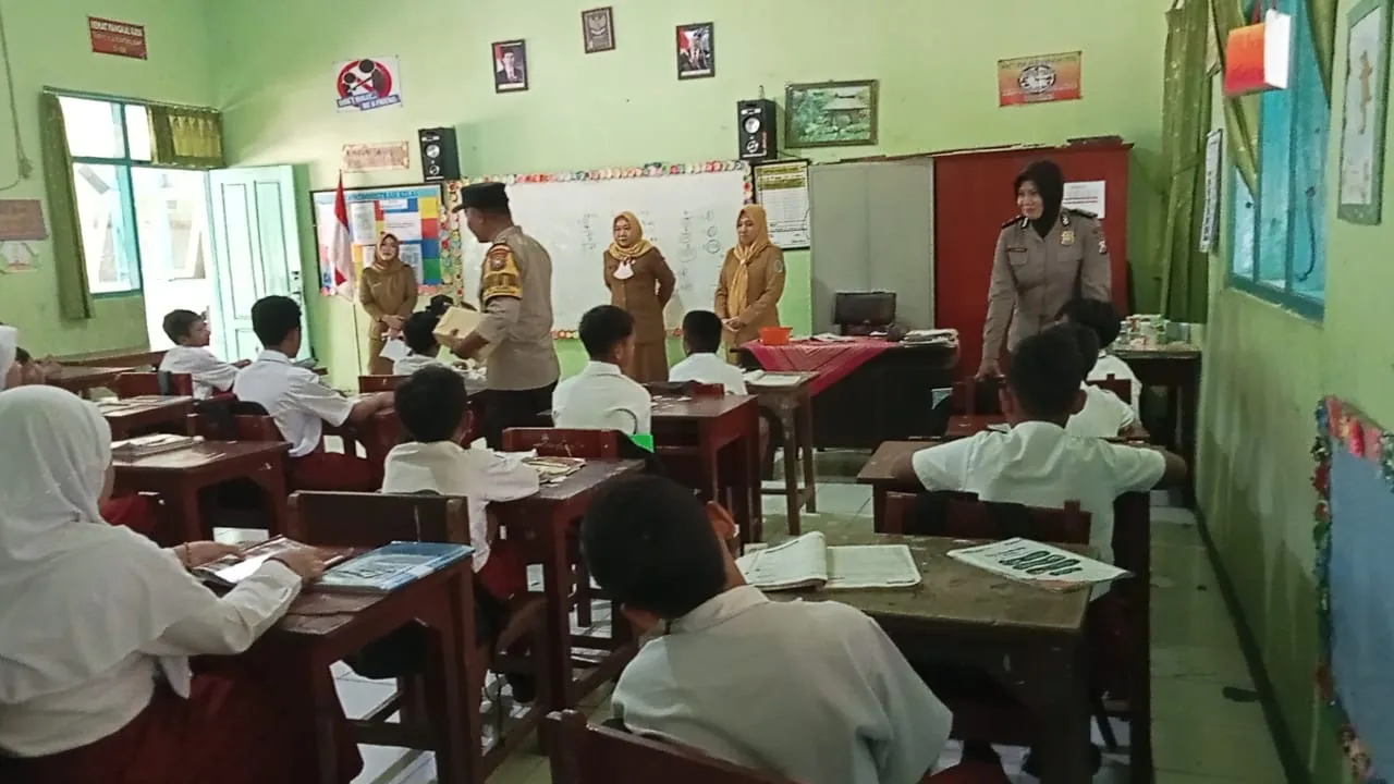 Bhabinkamtibmas Gelar Patroli Police Backbone di SDN 2 Ploso Dukung Pendekatan Humanis Polri di Sekolah