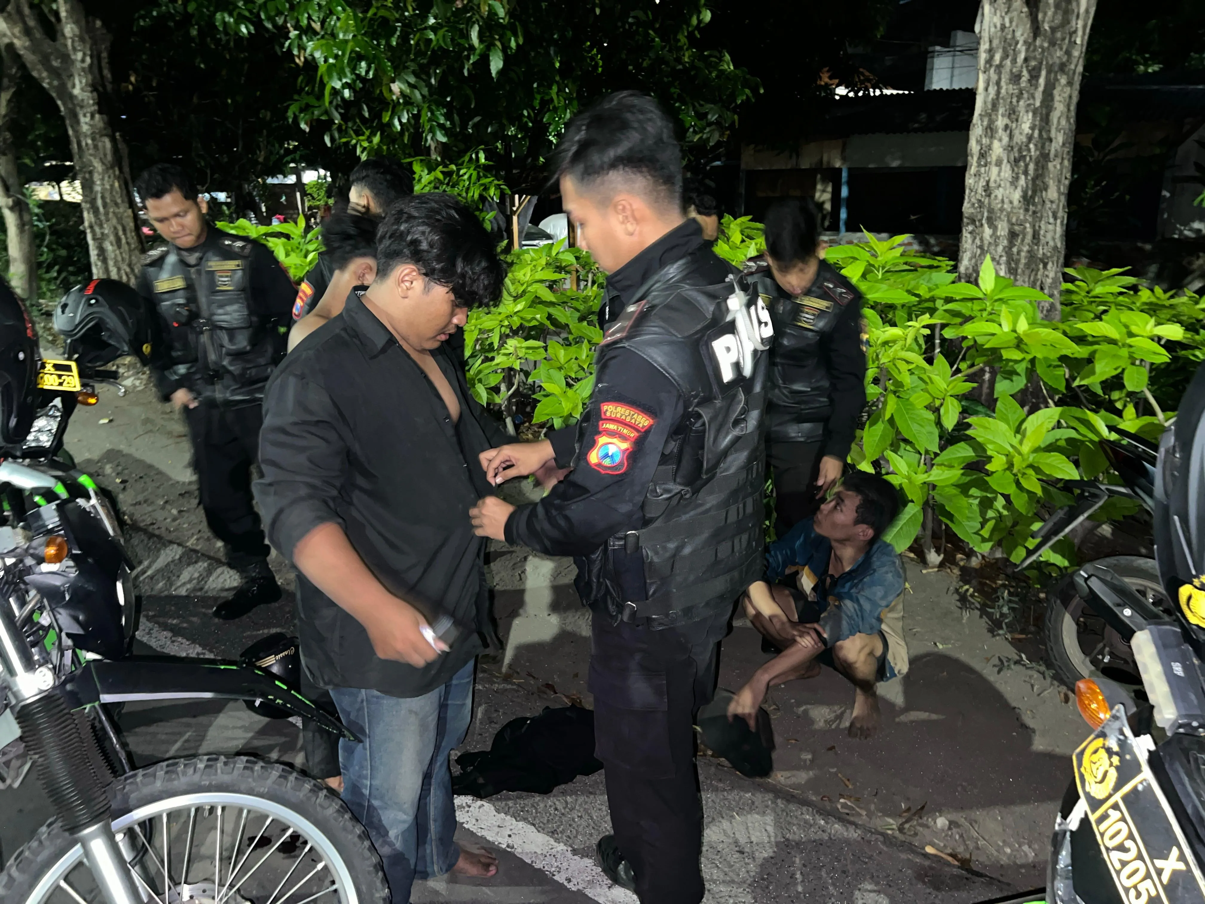 Tim Respatti Polrestabes Surabaya Amankan Tiga Remaja Bersenjata Tajam di Jalan Indrapura