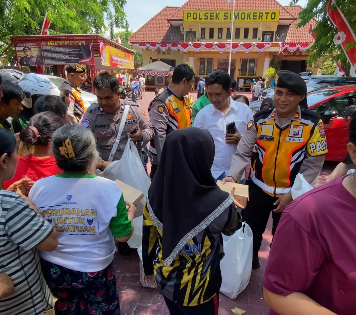 Gelar Jumat Berkah Polsek Simokerto Bagikan 200 Nasi Kotak di Halaman Mapolsek