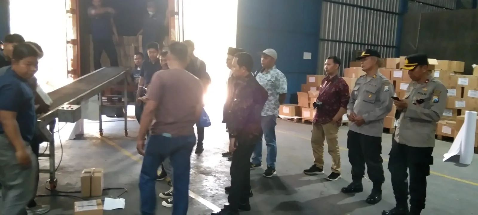 Polres Nganjuk Lakukan Pantauan Proses Pencetakan Surat Suara Pilkada 2024 di PT. Temprina