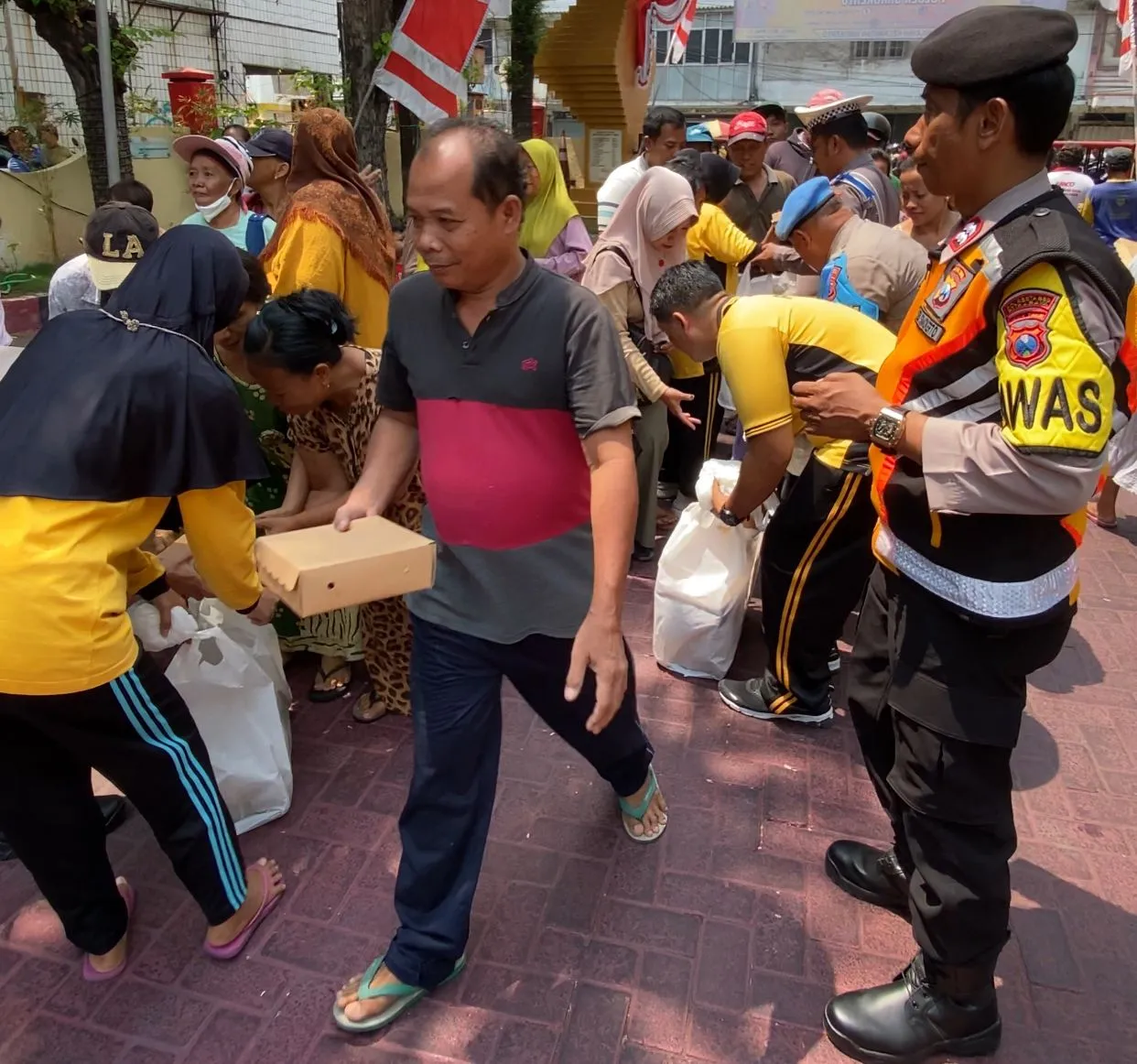 Aksi Sosial Berikan Makan Gratis Sebanyak 200 Nasi Kotak Kembali Dilakukan Polsek Simokerto