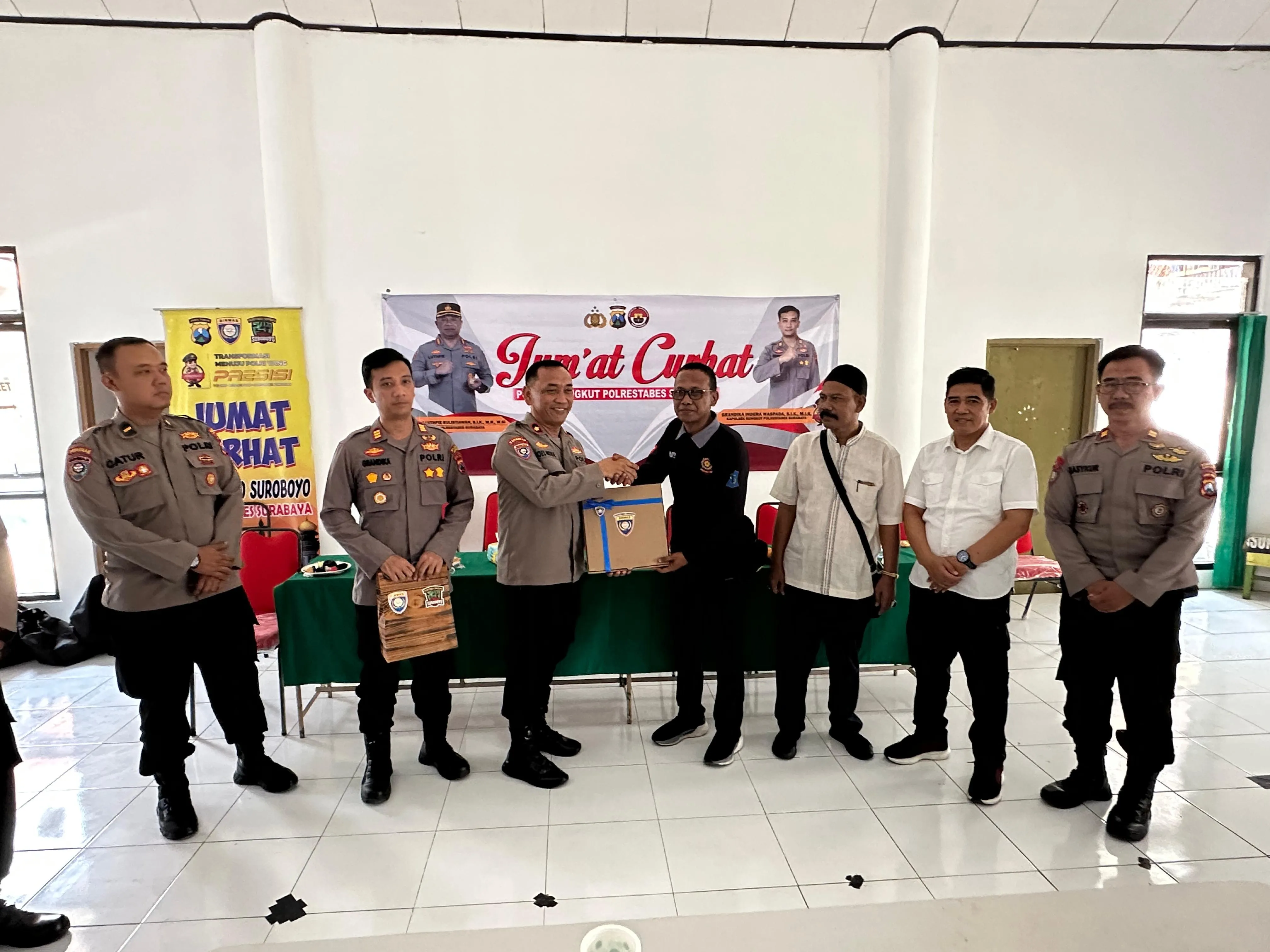 Dalam Rangka Nusantara Cooling System (NCS) Polrestabes Surabaya Laksanakan Jum'at Curhat dan Bagikan Puluhan Bansos