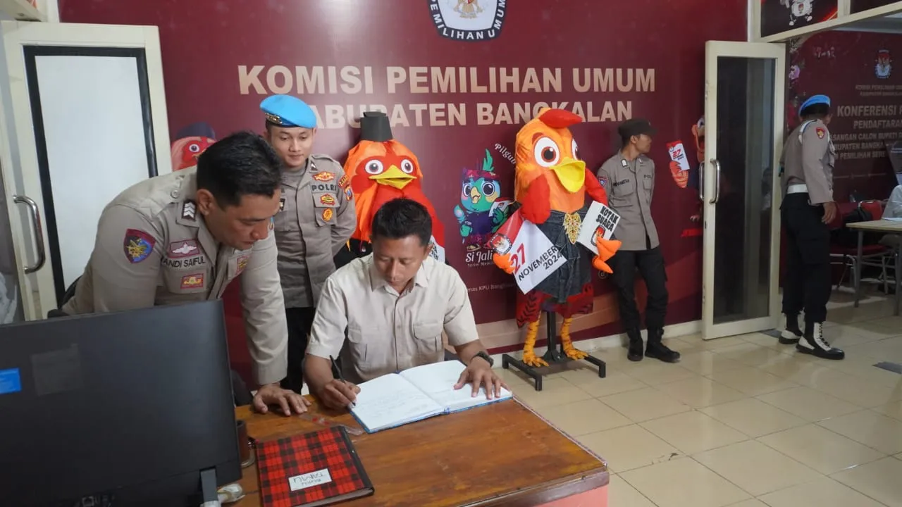 Mendekati Hari Pencoblosan, Polres Bangkalan Tingkatkan Patroli dan Penjagaan Kantor KPU dan Bawaslu