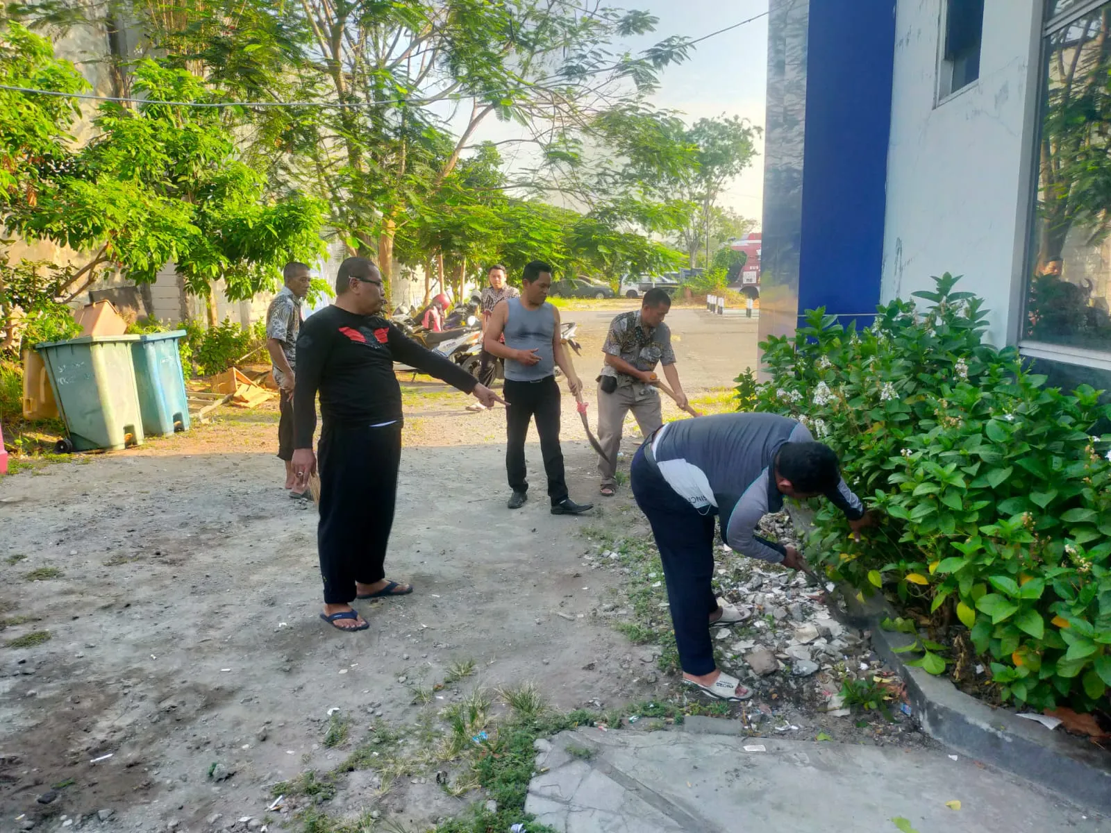 Personel Satpas Colombo Surabaya, Melaksanakan Kegiatan Bersih-Bersih Lingkungan Kantor Demi Keindahan dan Kenyamanan Pemohon SIM