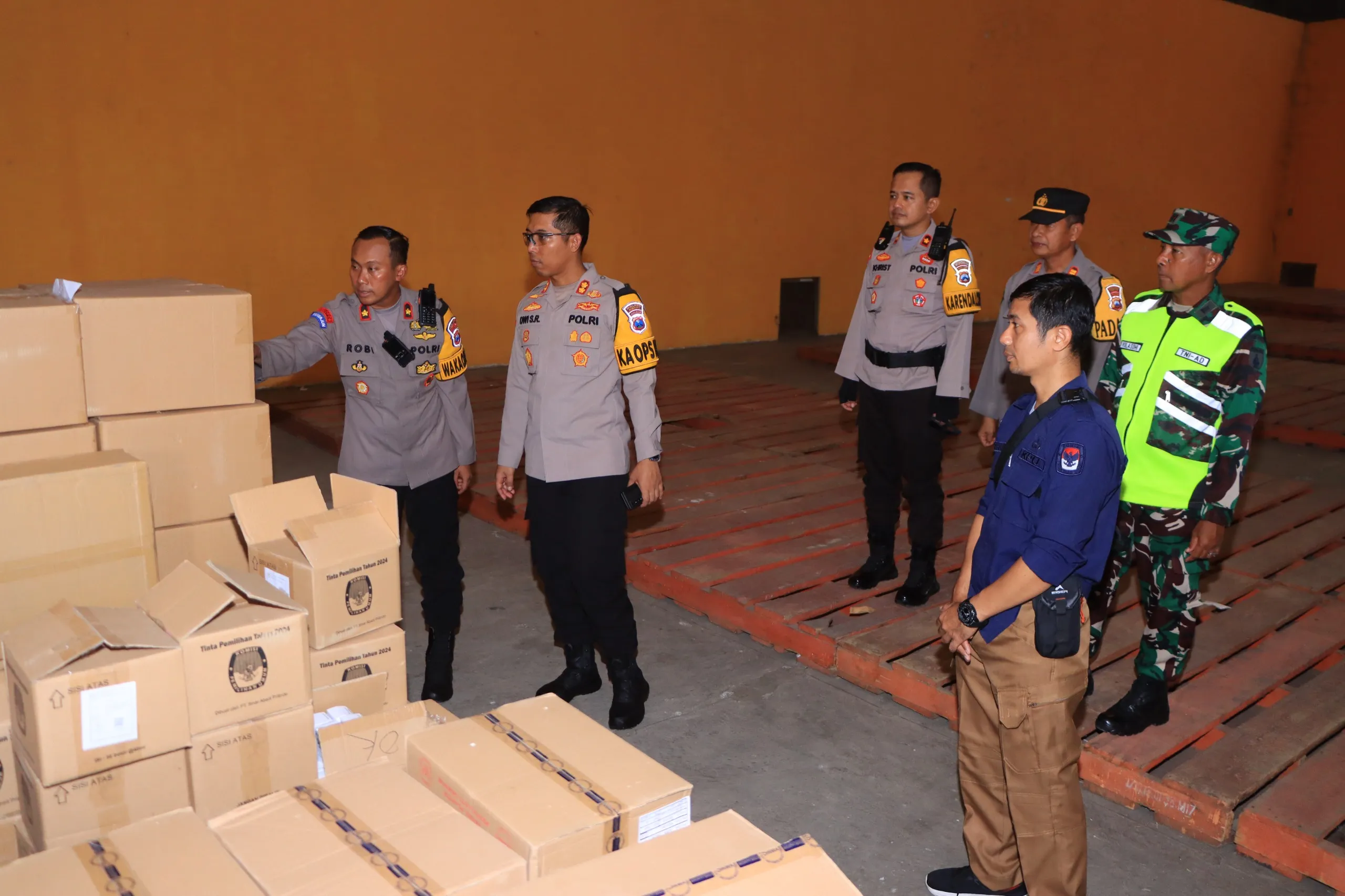 Kapolres Ngawi Cek Gudang KPUD, Pastikan Keamanan Logistik Pilkada 2024