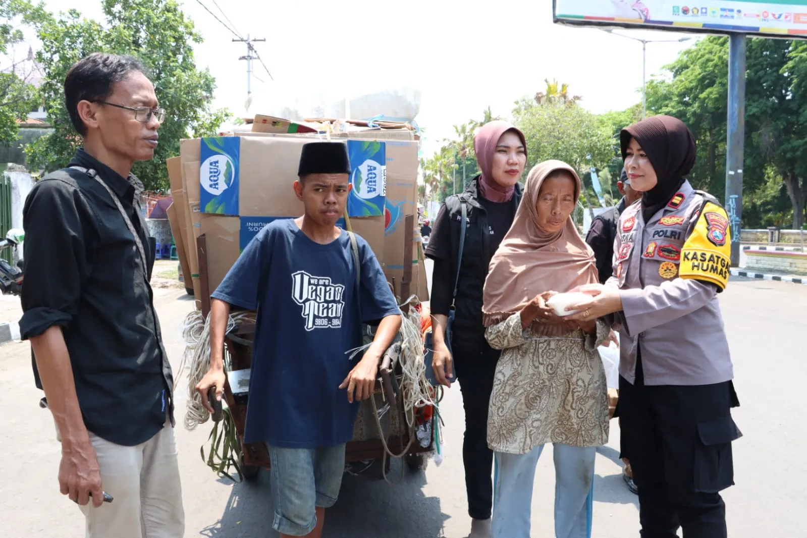 Jelang Hari Humas Polri ke 73, Humas Polres Bangkalan Berbagi dalam Jum'at Berkah