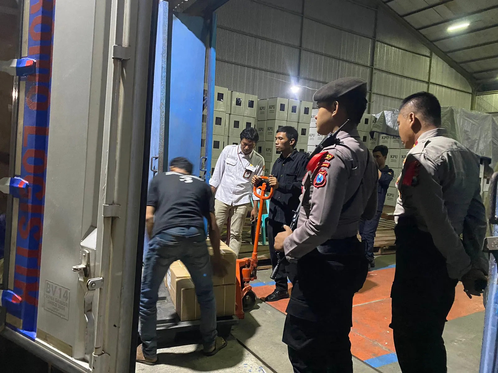 Polres Malang Kawal Distribusi Surat Suara Pilkada 2024 ke Gudang Logistik KPU
