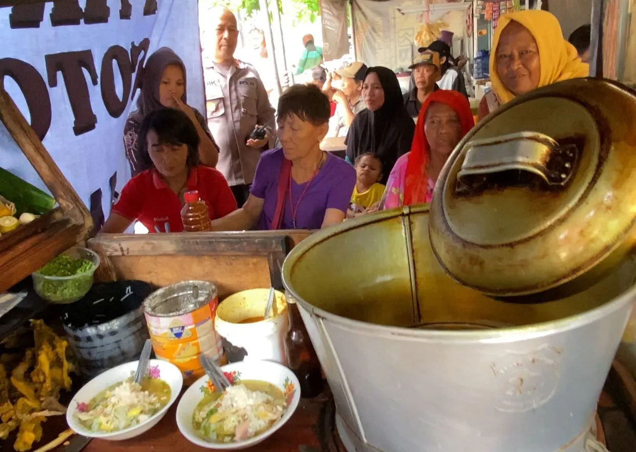"Jumat Berkah" kapolsek Simokerto Berbagi Soto Ayam 100 porsi Kepada Masyarakat Sekitar