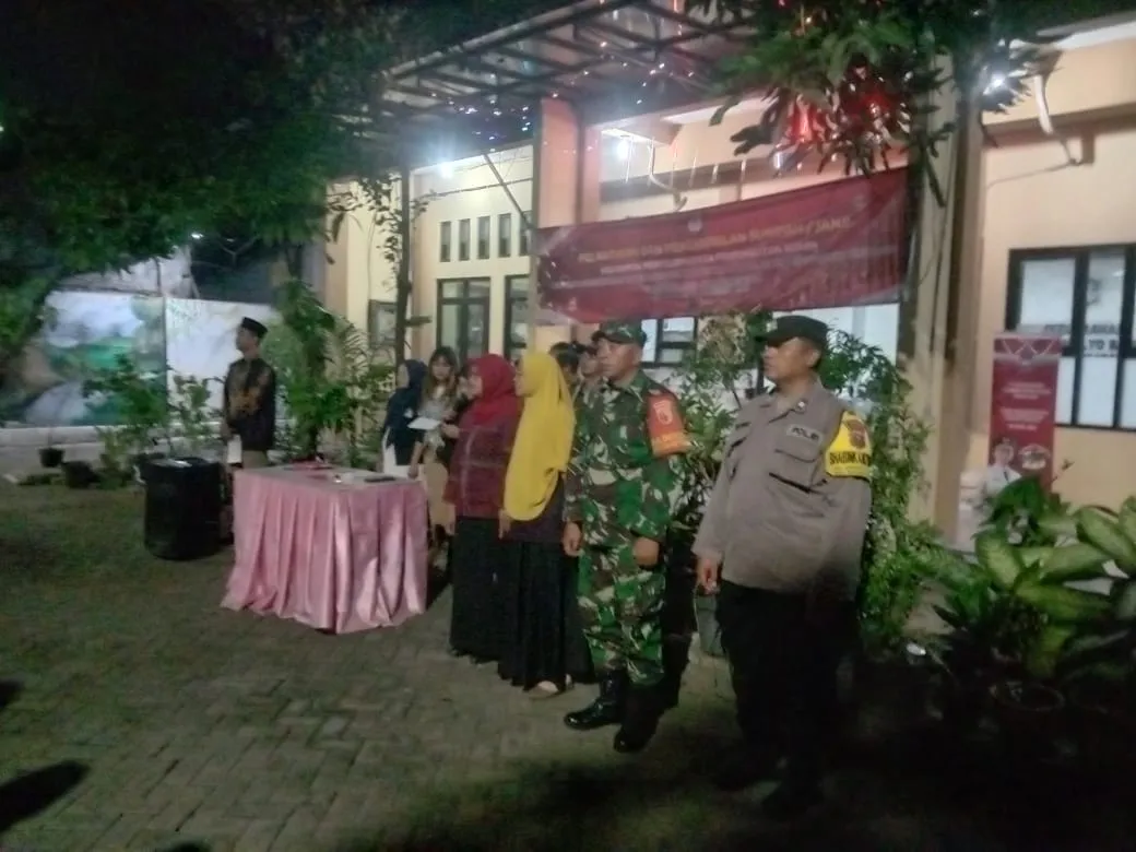 Polsek Sukomanunggal Lakukan Pengamanan Pelantikan Petugas KPPS di Kelurahan Simo Mulyo Baru