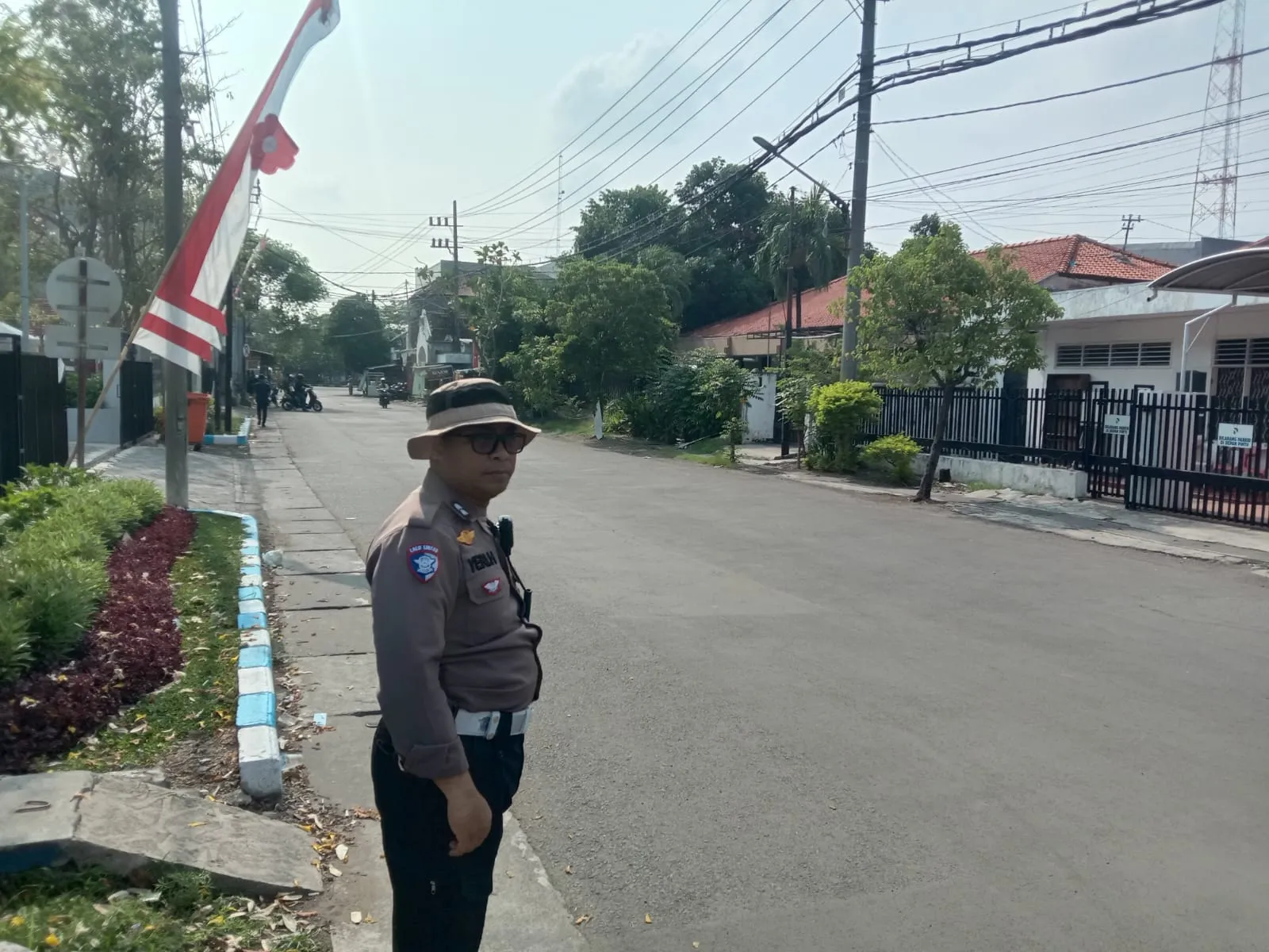 Anggota Regident Satlantas Polrestabes Surabaya, Laksanakan Giat Persempit Gerak Calo SIM