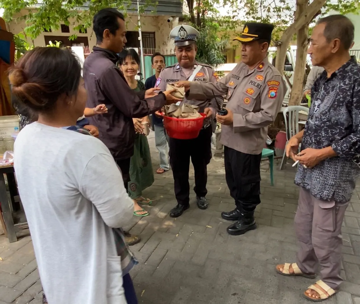 "Jumat Berkah" Kapolsek Simokerto Borong 100 Nasi Bungkus yang Dibagikan ke warga Donorejo