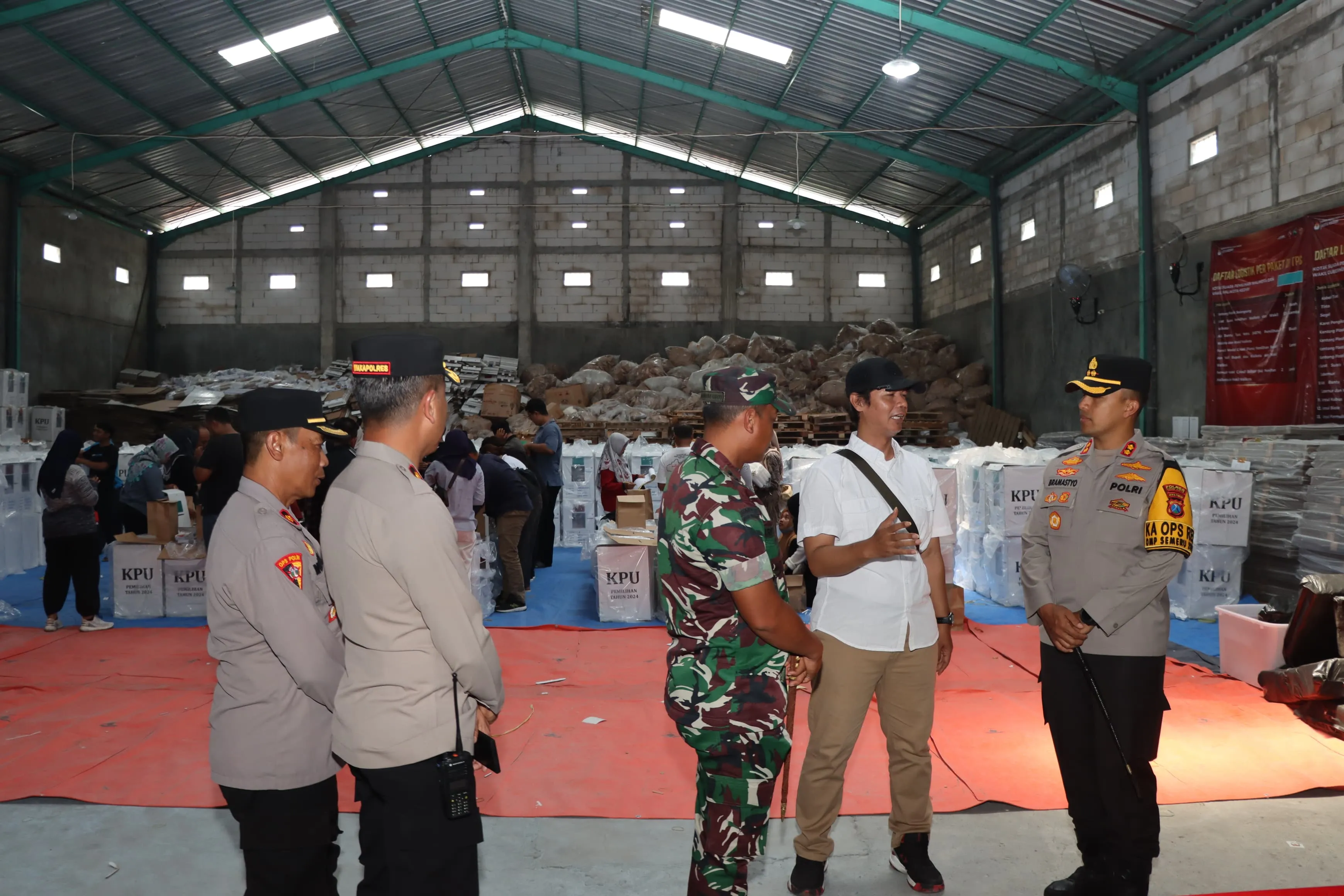 Kapolres Kediri Kota Bersama Dandim 0809 Pastikan Logistik Pilkada 2024 di Gudang KPU Aman