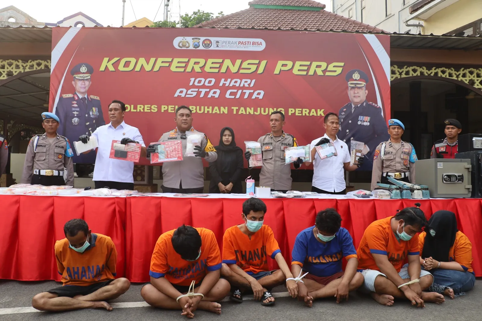 Polisi Berhasil Amankan 6 Bandar Narkoba dan Brankas Isi 1kg Sabu di Jalan Kunti Surabaya