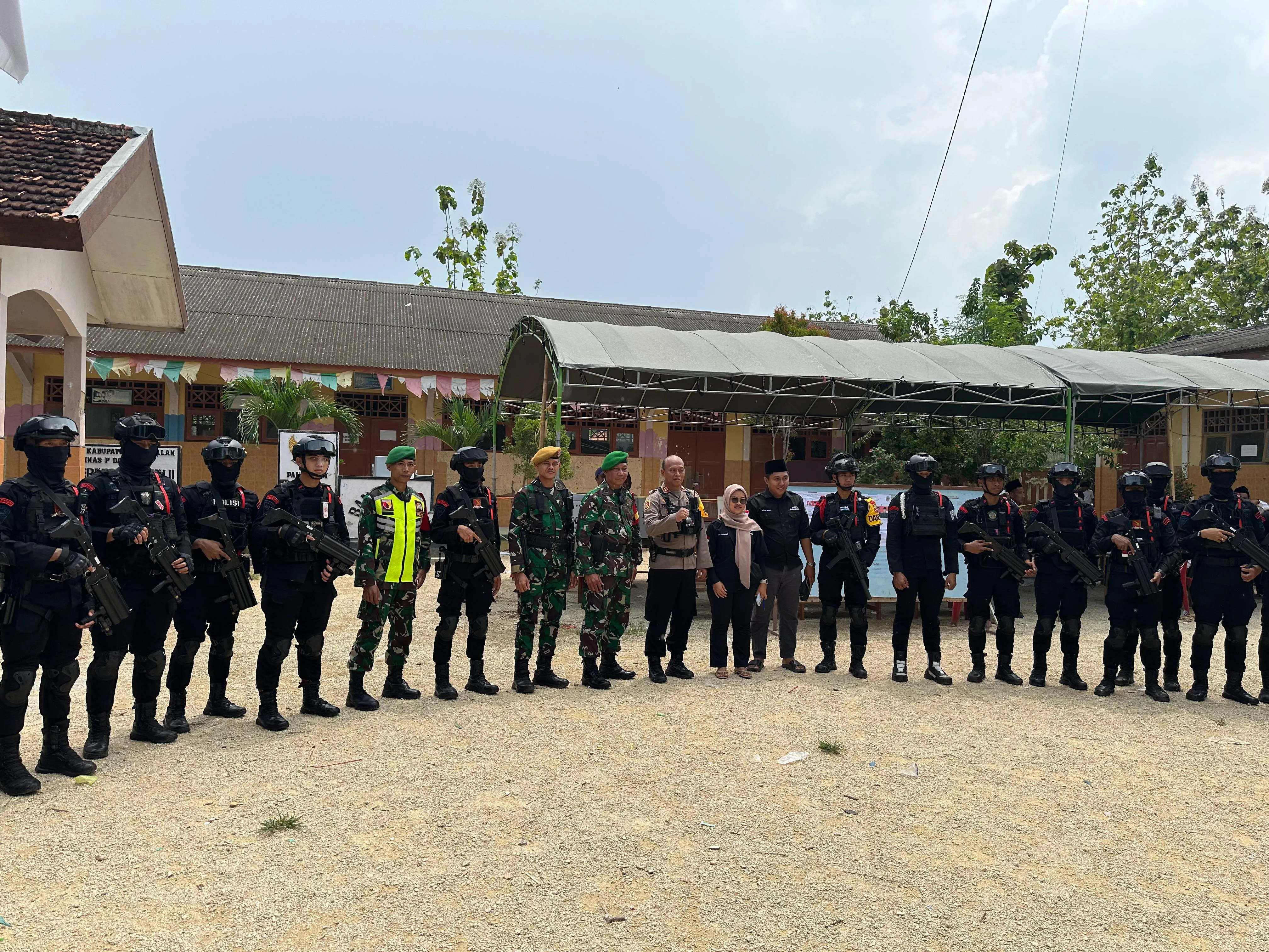 Patroli TNI-Polri Bersinergi Perkuat Keamanan Hari Pemungutan Suara Pilkada di Kecamatan Tanjungbumi