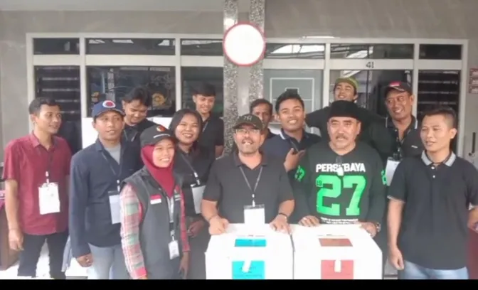 Antusias Warga RT 02 Banyu Urip Kidul Gang 1 Berduyun-duyun Datang ke TPS 026
