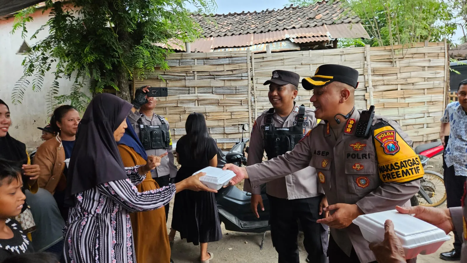 Polda Jatim Berbagi Makan Siang Gratis, Apresiasi Warga Situbondo yang Sudah Nyoblos di TPS