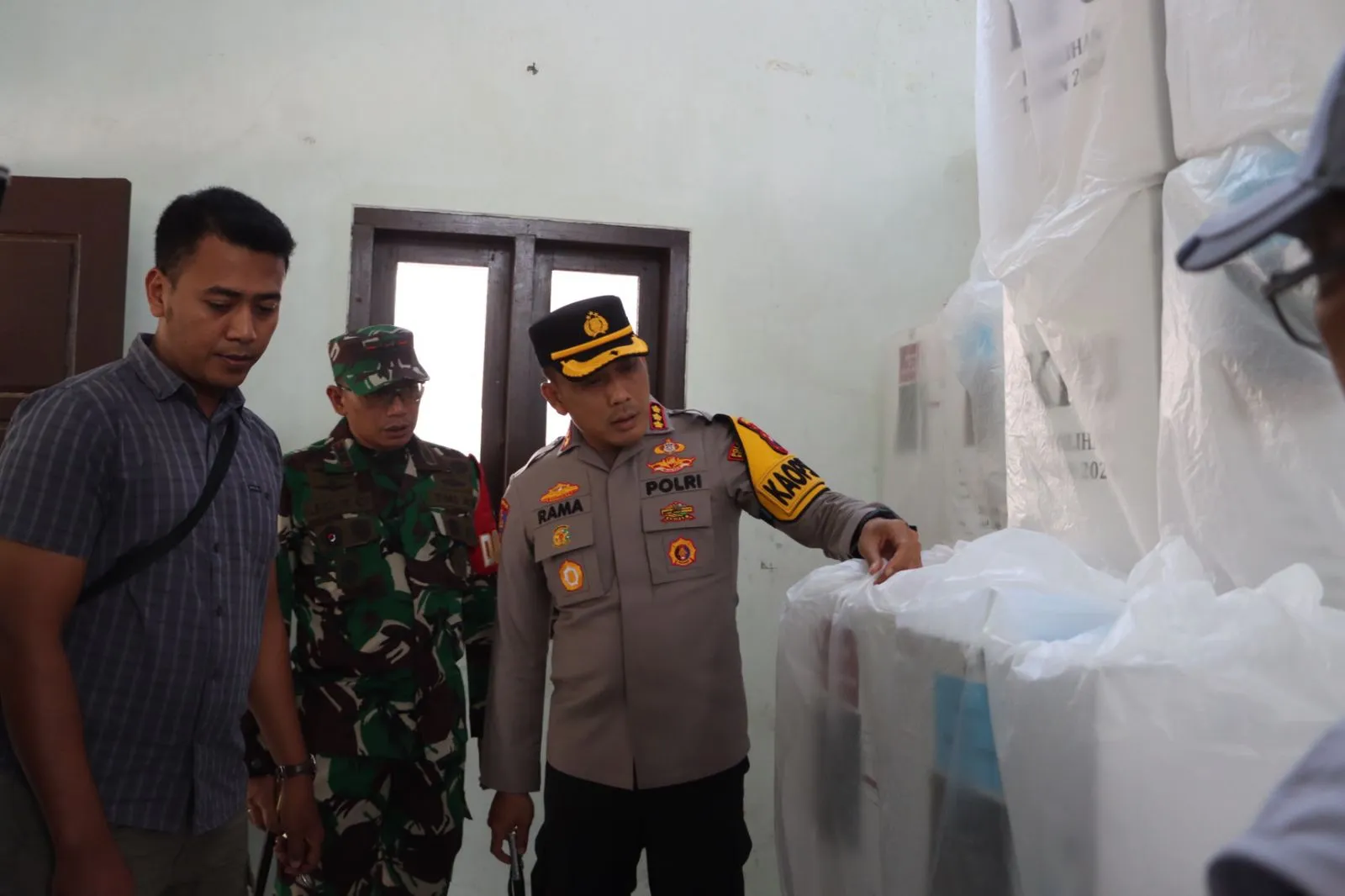 Pasca Pungut dan Hitung Suara Pilkada 2024, Polresta Banyuwangi Bersama Forkopimda Patroli ke PPK Pastikan Situasi Kondusif