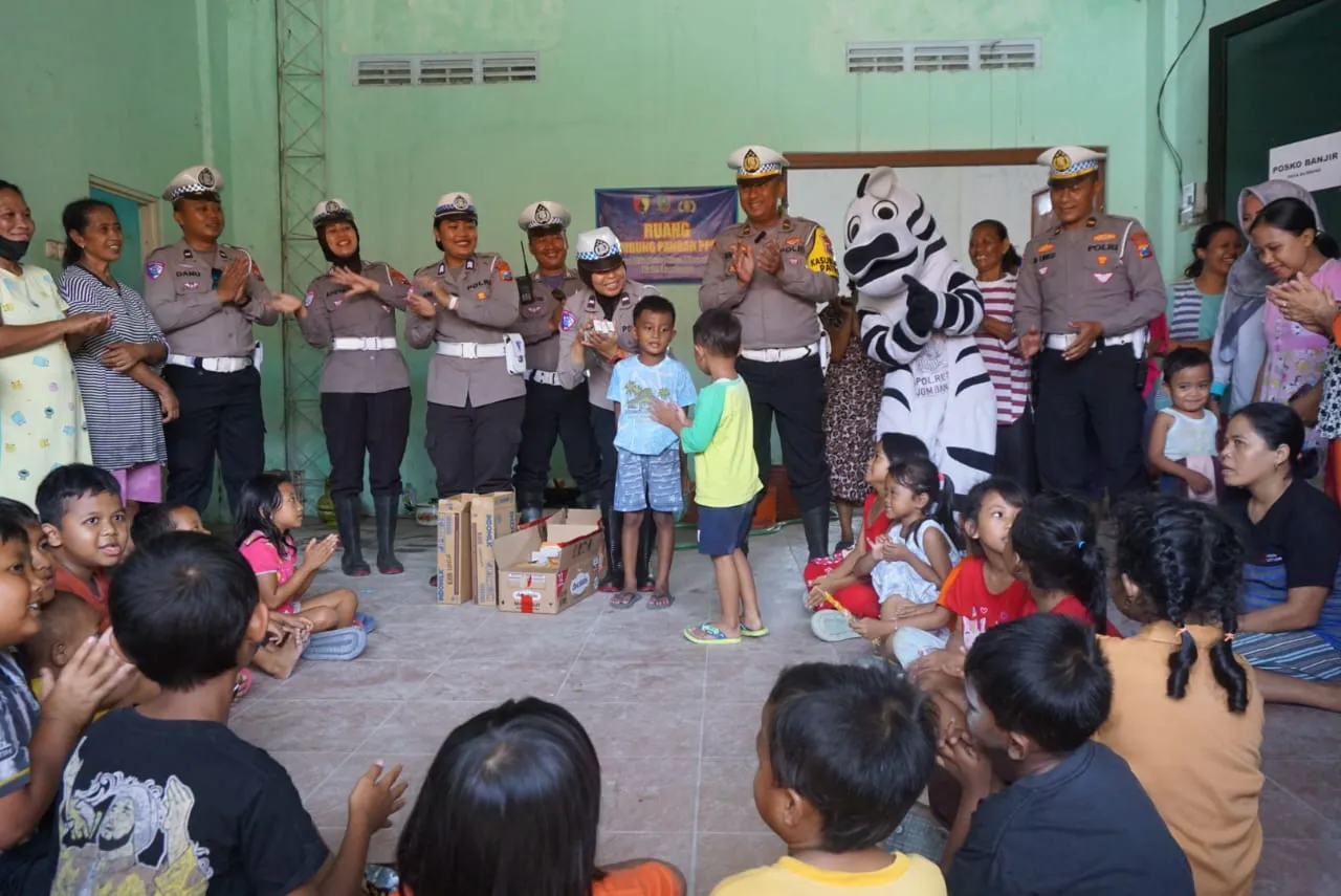 Polres Jombang Beri Trauma Healing Untuk Anak-anak Terdampak Banjir