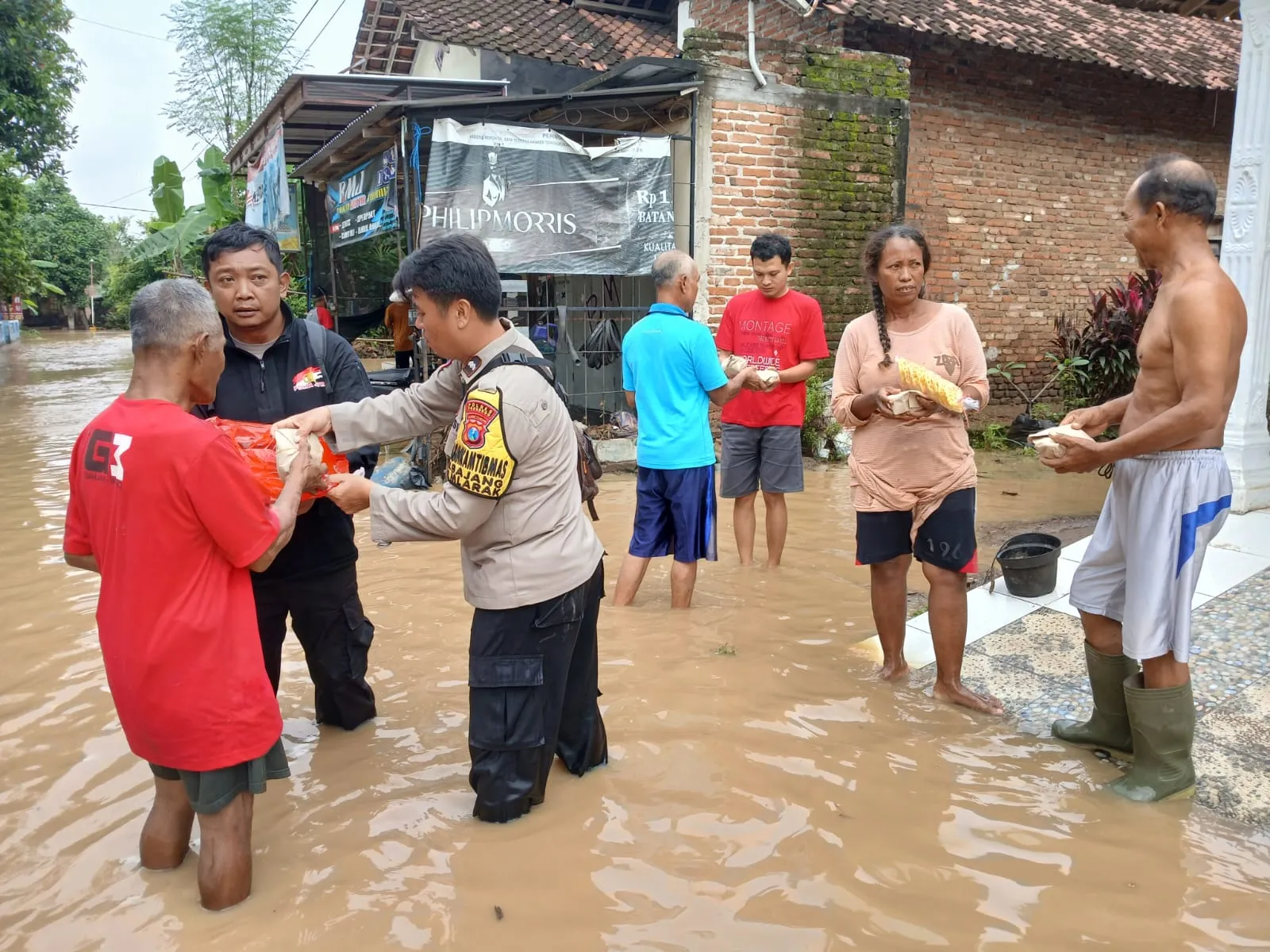 Sinergitas Polres Ponorogo bersama TNI dan BPBD Dirikan Dapur Umum untuk Warga Terdampak Banjir