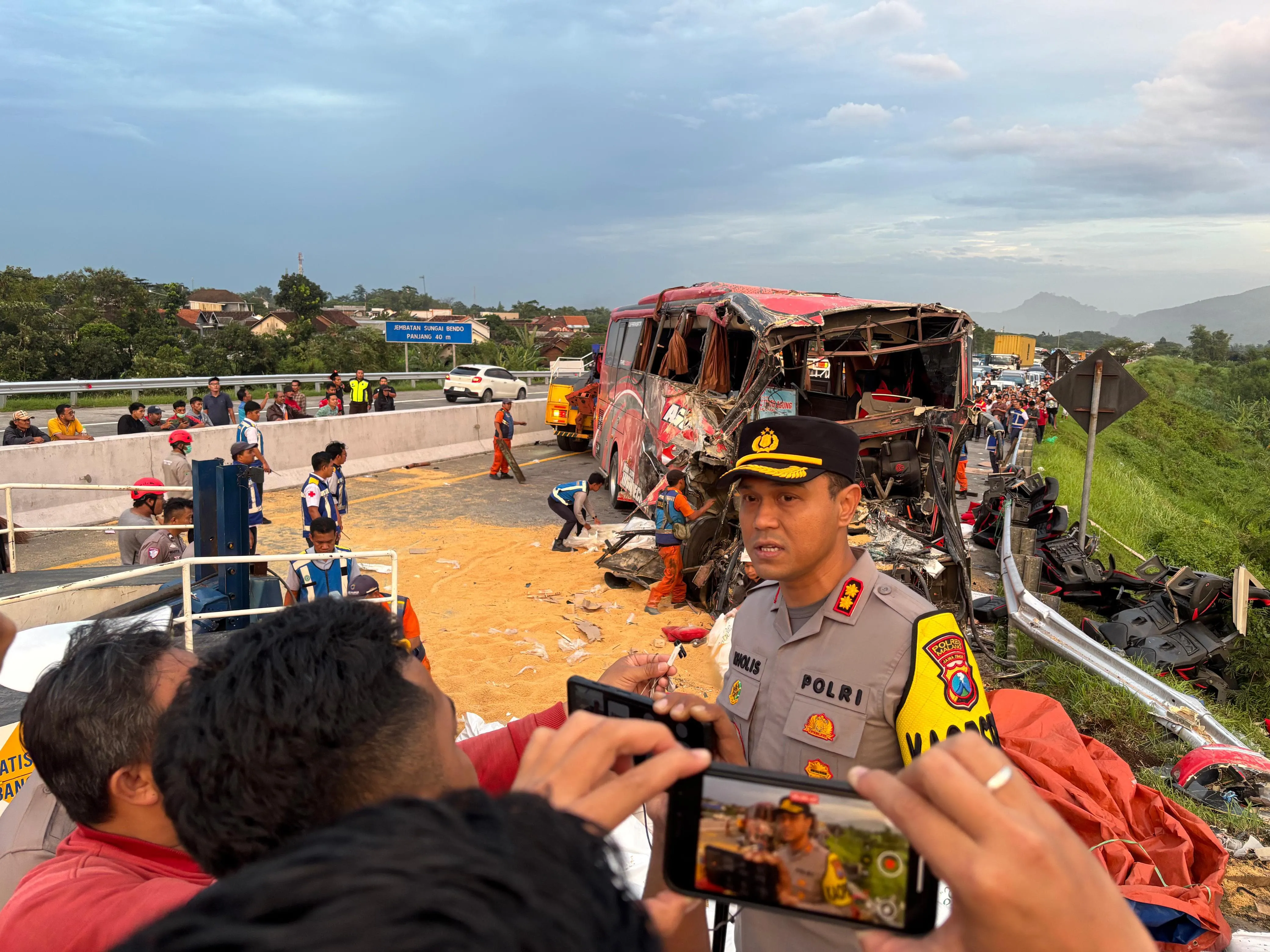 Gerak Cepat Polisi Evakuasi Korban Kecelakaan Bus di Tol Pandaan - Malang