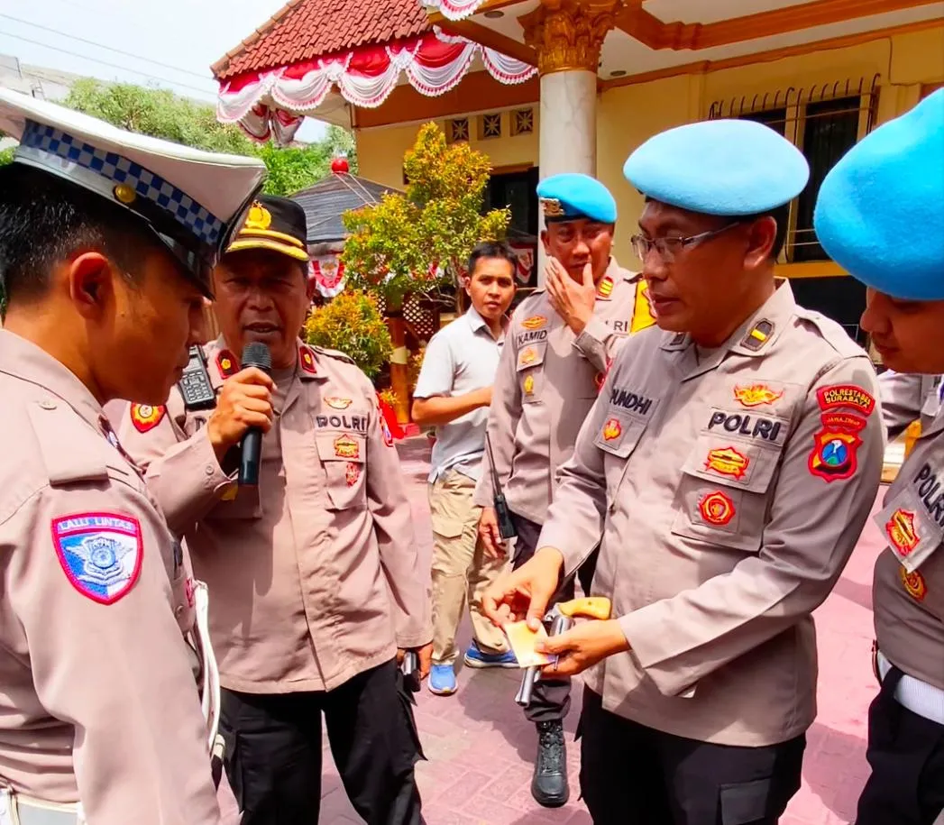 Propam Polrestabes Surabaya Sidak Polsek Simokerto Pastikan Profesionalisme dan Integritas Anggota
