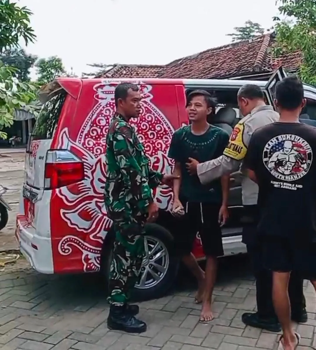 Bhabinkamtibmas Desa Klurahan dan Gepenta Evakuasi Warga ODGJ ke RS Menur Surabaya